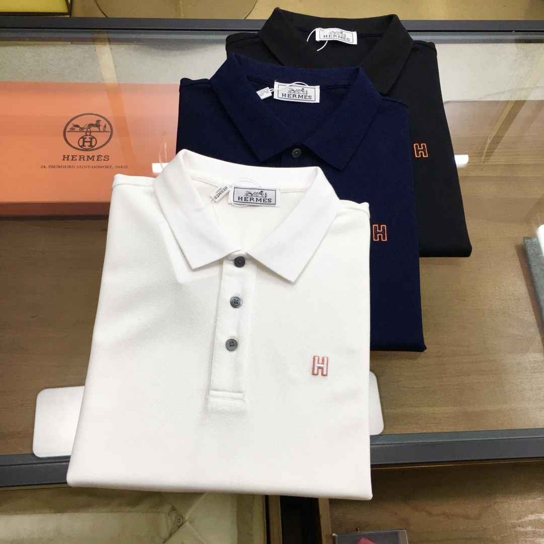 NO:131105,New counter products [Aisi...] 2025 spring and summer new products, fashionable POLO/lamb short sleeves, high-end custom versatile styles, anyone can easily control them, full custom fabric craftsmanship, luxurious classic brand logo design on the chest, very high-end, those who understand goods must enter!  The style is perfectly tailored, which shows the aura and highlights the exquisiteness of business men. This is the unique feature, just right slim fit, and the upper body effect is very good!  Counter size M-3XL., T-shirt,alexander wang19860909专柜新品【爱士...】 2025春夏新品 时尚POLO/翻领短袖 高级定制百搭款式 任何人都可以轻松驾驭 面料全订制工艺 胸前奢华经典品牌logo设计,非常显档次懂货的必须入！版型完美剪裁 非常精致,显气场,又会凸显商务男士的精致,这就是独到之处,恰到好处的修身,上身效果非常赞！专柜尺码M-3XL.,,T-shirt,alexander wang,Men's clothing