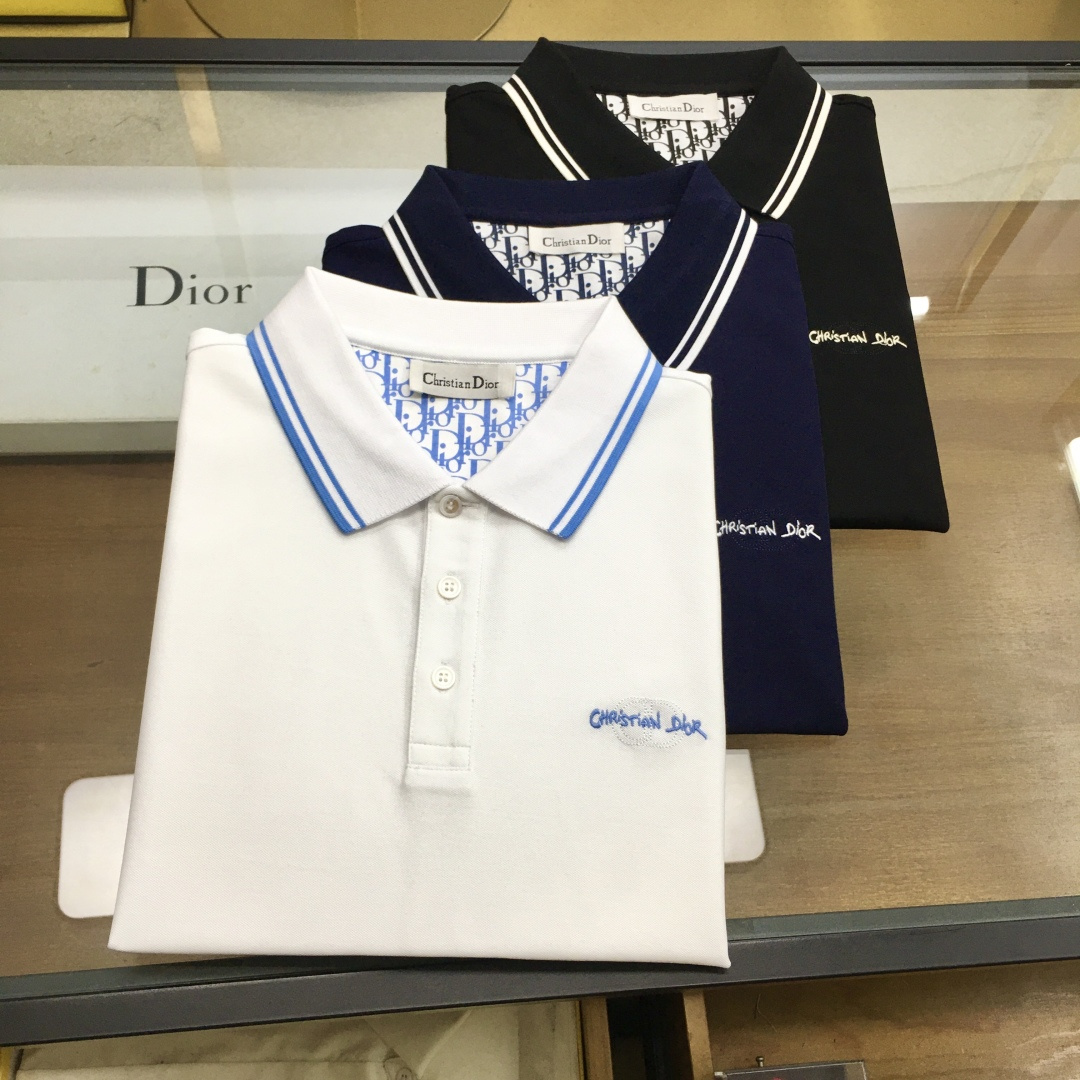 NO:131115,New counter products [Dio...] 2025 spring and summer new products, fashionable POLO/lamb short sleeves, high-end custom versatile styles, anyone can easily control them, full custom fabric craftsmanship, luxurious classic brand logo design on the chest, very high-end, those who understand goods must enter!  The style is perfectly tailored, which shows the aura and highlights the exquisiteness of business men. This is the unique feature, just right slim fit, and the upper body effect is very good!  Counter size M-3XL.,dior,T-shirt,alexander wang19860909专柜新品【Dio...】 2025春夏新品 时尚POLO/翻领短袖 高级定制百搭款式 任何人都可以轻松驾驭 面料全订制工艺 胸前奢华经典品牌logo设计,非常显档次懂货的必须入！版型完美剪裁 非常精致,显气场,又会凸显商务男士的精致,这就是独到之处,恰到好处的修身,上身效果非常赞！专柜尺码M-3XL.,,dior,T-shirt,alexander wang,Men's clothing