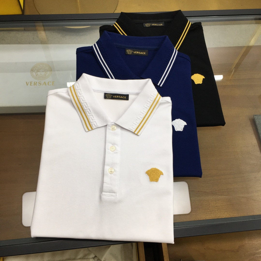 NO:131109,New counter products [Versac...] 2025 spring and summer new products, fashionable POLO/lamb short sleeves, high-end custom versatile styles, anyone can easily control them, full custom fabric craftsmanship, luxurious classic brand logo design on the chest, very high-end, those who understand goods must enter!  The style is perfectly tailored, which shows the aura and highlights the exquisiteness of business men. This is the unique feature, just right slim fit, and the upper body effect is very good!  Counter size M-3XL., versace, T-shirt, alexander wang19860909专柜新品【Versac...】 2025春夏新品 时尚POLO/翻领短袖 高级定制百搭款式 任何人都可以轻松驾驭 面料全订制工艺 胸前奢华经典品牌logo设计,非常显档次懂货的必须入！版型完美剪裁 非常精致,显气场,又会凸显商务男士的精致,这就是独到之处,恰到好处的修身,上身效果非常赞！专柜尺码M-3XL.,,versace,T-shirt,alexander wang,Men's clothing