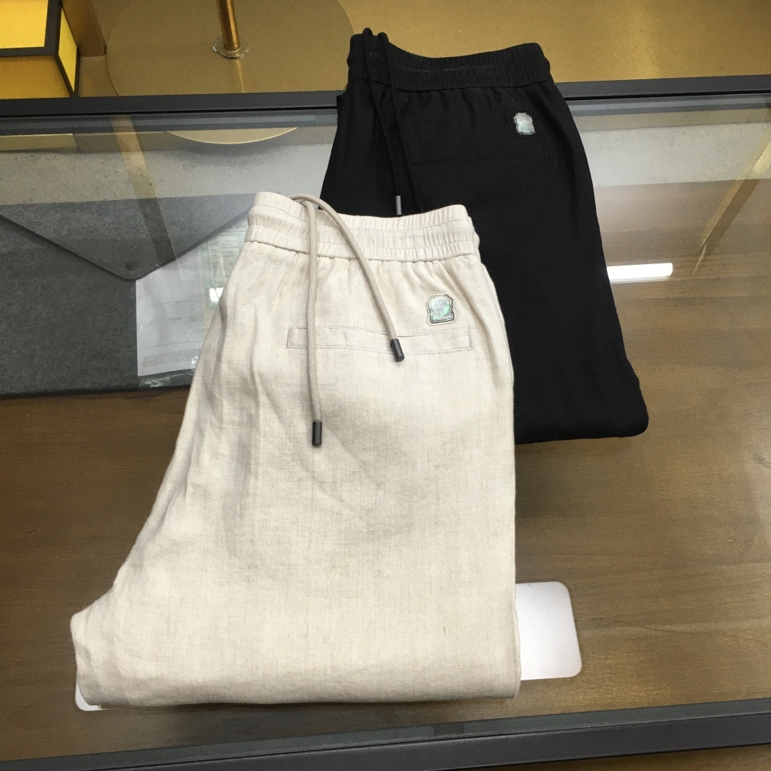 NO:131075,【New Product】【BC】Shanghai Trading Company Order, Pure Blood Quality, New Brun*llo Cucin*ill Men's High-end Business Leisure Pants. Customer-Selected Linen Original Eco-Environmental Linen Linen Fabric, Special Processing, perfectly combines comfort and texture beauty, excellent skin-friendly, superior breathability and hygroscopicity, and has a unique style. The texture structure restores the natural pure and simple color of linen. It is quite pleasing to the eye and has a full artistic conception!  Fashion, which is quite typical of Italian style, is very exquisite in fabric selection and craftsmanship, and is very consistent with the aesthetic tone of BC. It is presented in a minimalist style, low-key and luxurious, elegant and noble. Every detail proves the brand's own sense of luxury. The back pocket is decorated with an iconic metal nameplate logo, which is a manifestation of identity!  The color scheme is restrained, light and versatile, both solemn and harmonious. The typical Italian tailoring has no doubt the effect of the upper body. It can be perfectly controlled for business commuting and leisure. It is a very practical trouser outfit in the wardrobe!  Color off-white Black Size 30 31 32 33 34 35 36 38 Size data 30 Waist circumference 70/74cm-Hip circumference 96cm-front 29cm-thigh circumference 56cm-trouser length 99cm-trouser legs 32cm 31 Waist circumference 72/76cm-thigh circumference 98cm-front 29cm-thigh circumference 57cm-trouser length 99cm-trouser legs 33cm 32 Waist circumference 74/78cm-thigh circumference 100cm-trouser legs 30cm-thigh circumference 58cm-trouser length 100cm-trouser legs 34cm 33 Waist circumference 76/80cm-thigh circumference 102cm-front 30cm-thigh circumference 59cm-trouser length 100cm-trouser legs 34cm  34 size waist circumference 79/83cm - hip circumference 105cm - front gear circumference 30cm - thigh circumference 60cm - trouser length 101cm - trouser legs 35cm 35 size waist circumference 82/86cm - hip circumference 108cm - front gear circumference 31cm - thigh circumference 61cm - trouser legs 35cm 36 size waist circumference 85/89cm - hip circumference 111cm - front gear circumference 62cm - trouser legs 102cm - trouser legs 36cm 38 size waist circumference 88/92cm - hip circumference 114cm - front gear 31cm - thigh circumference 64cm - trouser legs 102cm - trouser legs 36cm, brunello cucinelli,alexander wang19860909【新品】【BC】 上海贸易公司订单,纯正血统品质,新款Brun*llo Cucin*ill 男士高端商务休闲裤.客供臻选Linen原生态环保亚麻面料,特殊工艺处理,完美兼具了舒适感与肌理美感,亲肤性绝佳,透气性与吸湿性优越,自成一派的独特风格,纹理构造还原了亚麻自然纯粹与质朴的本色,视觉方面相当耐看,意境十足！颇具意大利典型风格的时装,在面料选取和工艺方面都相当考究,极符合 BC美学基调,通身以极简风格呈现,低调且奢华,优雅且高贵,每一个细节都在力证品牌自身的高级感,后口袋处饰有标志性金属铭牌标识,属于身份的彰显！配色内敛轻熟百搭,亦庄亦谐,典型的意式剪裁,上身效果毋庸置疑,商务通勤与休闲皆可完美驾驭,属于衣橱非常实用的一款裤装！ 颜色米白色 黑色 尺码30 31 32 33 34 35 36 38 尺码数据 30码腰围70/74cm-臀围96cm-前档29cm-大腿围56cm-裤长99cm-裤脚32cm 31码腰围72/76cm-臀围98cm-前档29cm-大腿围57cm-裤长99cm-裤脚33cm 32码腰围74/78cm-臀围100cm-前档30cm-大腿围58cm-裤长100cm-裤脚34cm 33码腰围76/80cm-臀围102cm-前档30cm-大腿围59cm-裤长100cm-裤脚34cm 34码腰围79/83cm-臀围105cm-前档30cm-大腿围60cm-裤长101cm-裤脚35cm 35码腰围82/86cm-臀围108cm-前档31cm-大腿围61cm-裤长101cm-裤脚35cm 36码腰围85/89cm-臀围111cm-前档31cm-大腿围62cm-裤长102cm-裤脚36cm 38码腰围88/92cm-臀围114cm-前档31cm-大腿围64cm-裤长102cm-裤脚36cm,,brunello cucinelli,alexander wang,Men's clothing
