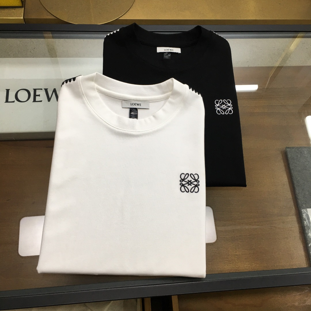 NO:454177,New product is on the market 'Loew...' Spring and summer/SS internet celebrity popular Rolloway hook lace short-sleeved series Exclusive custom luxury mercerized bead floor fabric, smooth, comfortable and stylish, with a first-class feel, great value for money Handmade hook flower craft decoration side seams are simple and high-end front imported exquisite embroidery logo pattern, details reflect, precious cabinet quality Black, white M-3XL,,loewe, T-shirt, alexander wang19860909新品上市 《Loew...》 春夏/SS网红爆款火爆罗罗威钩花边短袖系列 专属定制奢品丝光珠地面料,爽滑舒适有型,手感超一流,物超所值手工钩花工艺装饰侧缝简单又高级前幅进口精致刺绣标识图案,细节体现,贵柜品质 黑,白Ｍ-3XL,,loewe,T-shirt,alexander wang,Men's clothing