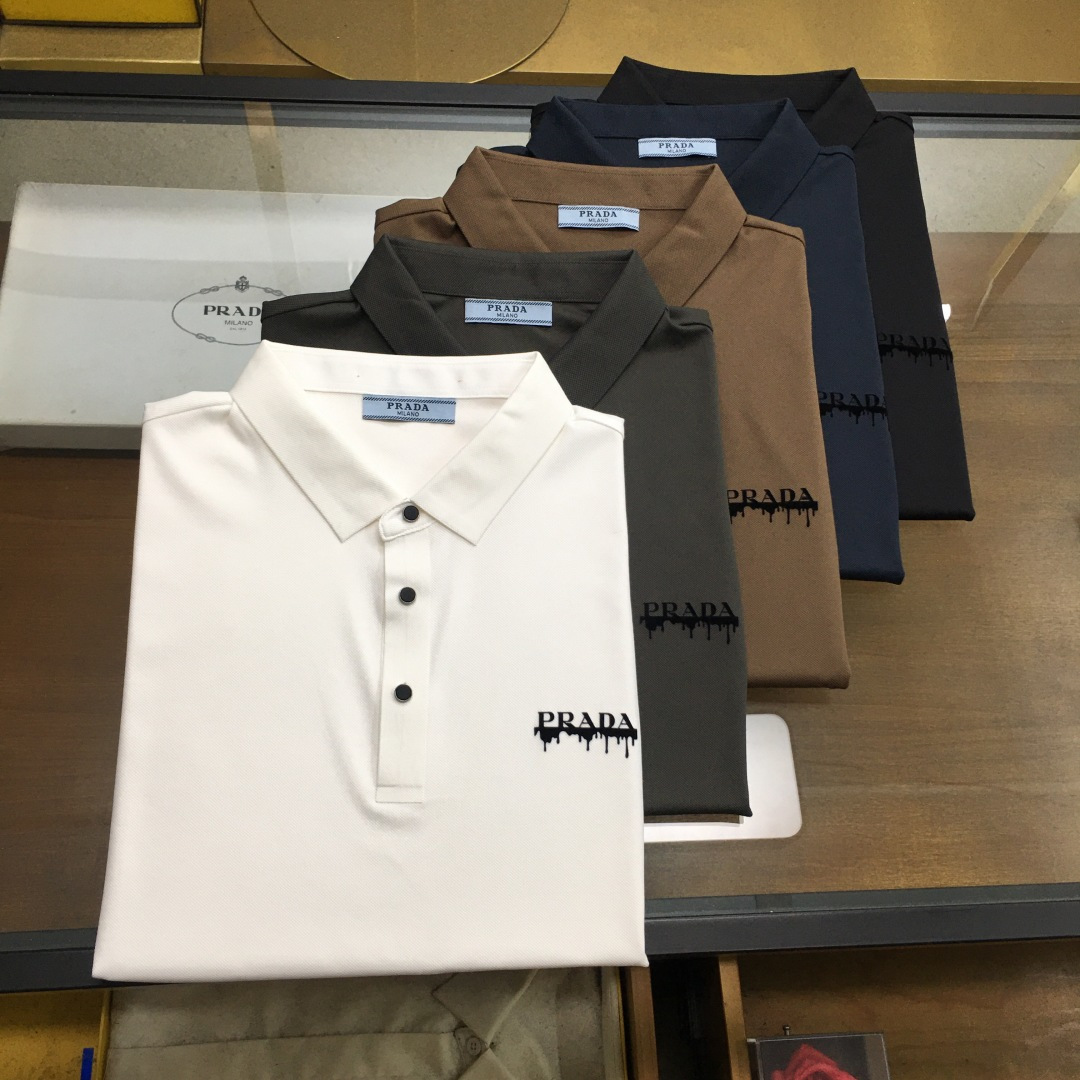 NO:454176,New product [Prad] high-end Polo 2025SS spring and summer new product Go fashionable casual lapel T-shirt, selected high-quality Tianshi cool fabric, markless cutting process, exquisite logo design logo on chest tight needles, customer-supplied hardware accessories, simple and easy to match, a must-have item for casual business men!  SizeM-4XL [Please report height and weight by placing an order],,prada,tees,t-shirt,alexander wang19860909新品【Prad】高端Polo 2025SS春夏新品 Go 时尚休闲翻领T恤,甄选优质天丝凉爽面料,无痕切割工艺,胸前密针精致logo设计标识,客供订织五金辅料,简约易搭配,休闲商务男人必备单品！ SizeM-4XL【下单请报身高体重】,,prada,tees，t-shirt,alexander wang,Men's clothing