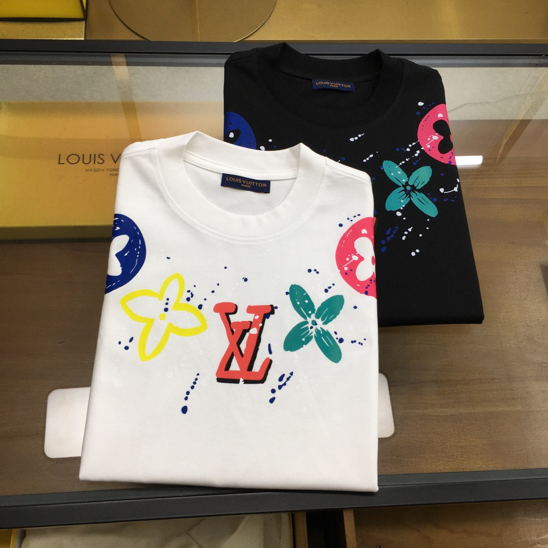 NO:513805,New trendy brand 'L.v...' 2025 new trendy brand short-sleeved T-shirt (slightly wide in style) The darling of the Italian fashion industry!  Men's short sleeves!  While the materials are exquisite, the overall design is quite fashionable. Today I recommend his versatile and classic styles. The logo design on the chest brand is printed and designed with vivid personality!  The fabric is made of customer-supplied fixed-woven Gaoke Re-English Long-Wire Cotton, and the high-quality Long-Wire Cotton raw materials are selected!  It has a smooth and smooth feel on the skin, and the upper body is crisp and stylish!  Comfort and breathability are perfect!  All fabrics are excellent!  M-4XL, T-shirt,tees,t-shirt,alexander wang19860909新品潮牌 《L.v...》 2025新款潮牌短袖T恤（版型微阔）意大利时尚界的宠儿！ 男士短袖！材质用料讲究的同时 整体的设计颇具时尚感 今天推荐他家百搭经典款 胸前品牌logo设计 采用印花设计 个性生动！面料采用客供定织高克重新疆长绒棉,甄选上等长绒棉花原料！亲肤挺滑手感,上身挺括有型！舒适性与透气性完美兼备！面料皆为上乘！M-4XL,,T-shirt,tees，t-shirt,alexander wang,Men's clothing