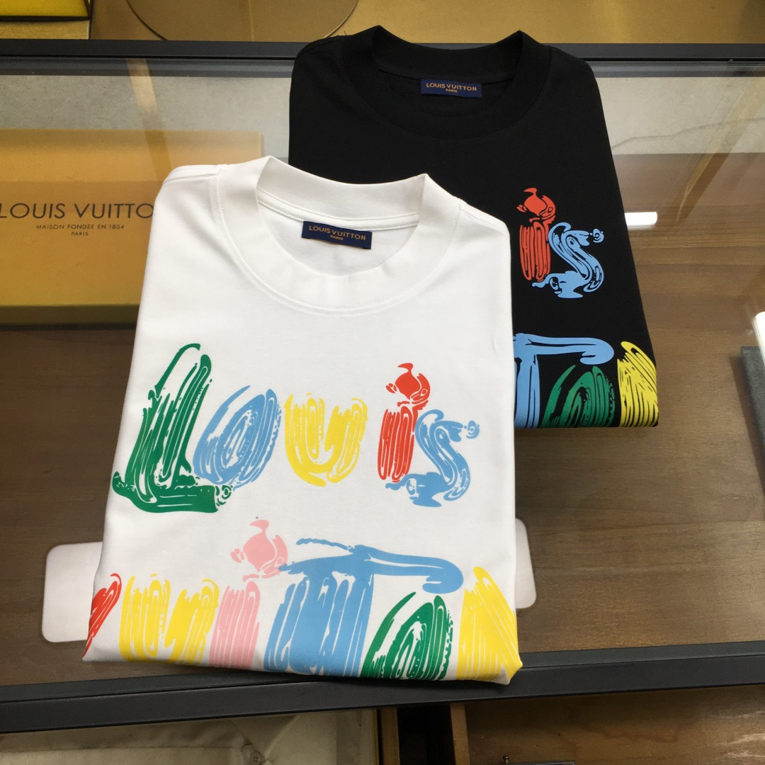 NO:501096,New trendy brand 'L.v...' New trendy brand short-sleeved T-shirt (slightly wide-sleeved version) The darling of the Italian fashion industry!  Men's short sleeves!  While the materials are exquisite, the overall design is quite fashionable. Today I recommend his versatile and classic styles. The logo design on the chest brand is printed and designed with vivid personality!  The fabric is made of customer-supplied fixed-woven Gaoke Re-English Long-Wire Cotton, and the high-quality Long-Wire Cotton raw materials are selected!  It has a smooth and smooth feel on the skin, and the upper body is crisp and stylish!  Comfort and breathability are perfect!  All fabrics are excellent!  M-4XL, T-shirt,tees,t-shirt,alexander wang19860909新品潮牌 《L.v...》 新款潮牌短袖T恤（版型微阔）意大利时尚界的宠儿！ 男士短袖！材质用料讲究的同时 整体的设计颇具时尚感 今天推荐他家百搭经典款 胸前品牌logo设计 采用印花设计 个性生动！面料采用客供定织高克重新疆长绒棉,甄选上等长绒棉花原料！亲肤挺滑手感,上身挺括有型！舒适性与透气性完美兼备！面料皆为上乘！M-4XL,,T-shirt,tees，t-shirt,alexander wang,Men's clothing