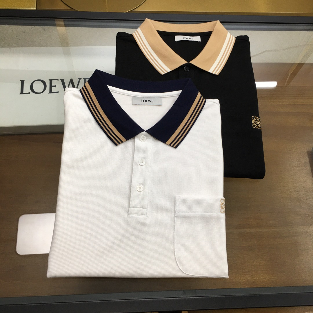 NO:501120,New product POLO 'Loew...' New spring and summer men's lapel Polo shirt!  Classic business men's style, high-end men's style at the ceiling level of business men's style!  Simple, fashionable and elegant, single-wearing inner wear is decent, quality control/detail control takes away, low-key, luxurious and connotative!  Customer-supplied fixed mesh mercerated bead floor cotton cloth is carefully made, the fabric surface is evenly arranged and neatly arranged, with excellent breathability and heat dissipation and sweat resistance, and the comfort level of the upper body is completely better than that of ordinary single-sided sweat cloth tissue!  The classic brand LOGO logo is built with top-level craftsmanship. The LOGO has three-dimensional, clear and full texture, and is an outstanding product in the classic field whether it is inner wear or single wear!  The exquisite cutting process, the processing of every detail is very standard and delicate, and it is comparable to that of ordinary LOW products on the market. Men must enter the basic versatile Polo shirts!  Color black, white Size: 48-56.,loewe,alexander wang19860909新品POLO 《Loew...》 春夏季新款男士翻领Polo衫！经典商务男款,高端男装的天花板级别的商务男款！简约时尚大气不失优雅,单穿内搭体面过人,品质控/细节控的闭眼带走,低调又奢华有内涵！ 客供定织网眼丝光珠地棉布精心制成,面料表面排列均匀整齐的网眼纹理,透气性和散热排汗性极佳,上身舒适程度完全优于普通单面汗布组织！经典的品牌LOGO标识,采用顶级工艺打造,LOGO立体清晰饱满,质感非凡的特质,无论是内搭还是单穿都是一款经典领域的产品！精妙绝伦的裁剪工艺,每一个细节处理的非常标准细腻,非市面一般LOW货可以媲美的,男士必入基础百搭款Polo衫推荐！ 颜色黑色,白色 尺码: 48-56.,,loewe,alexander wang,Men's clothing