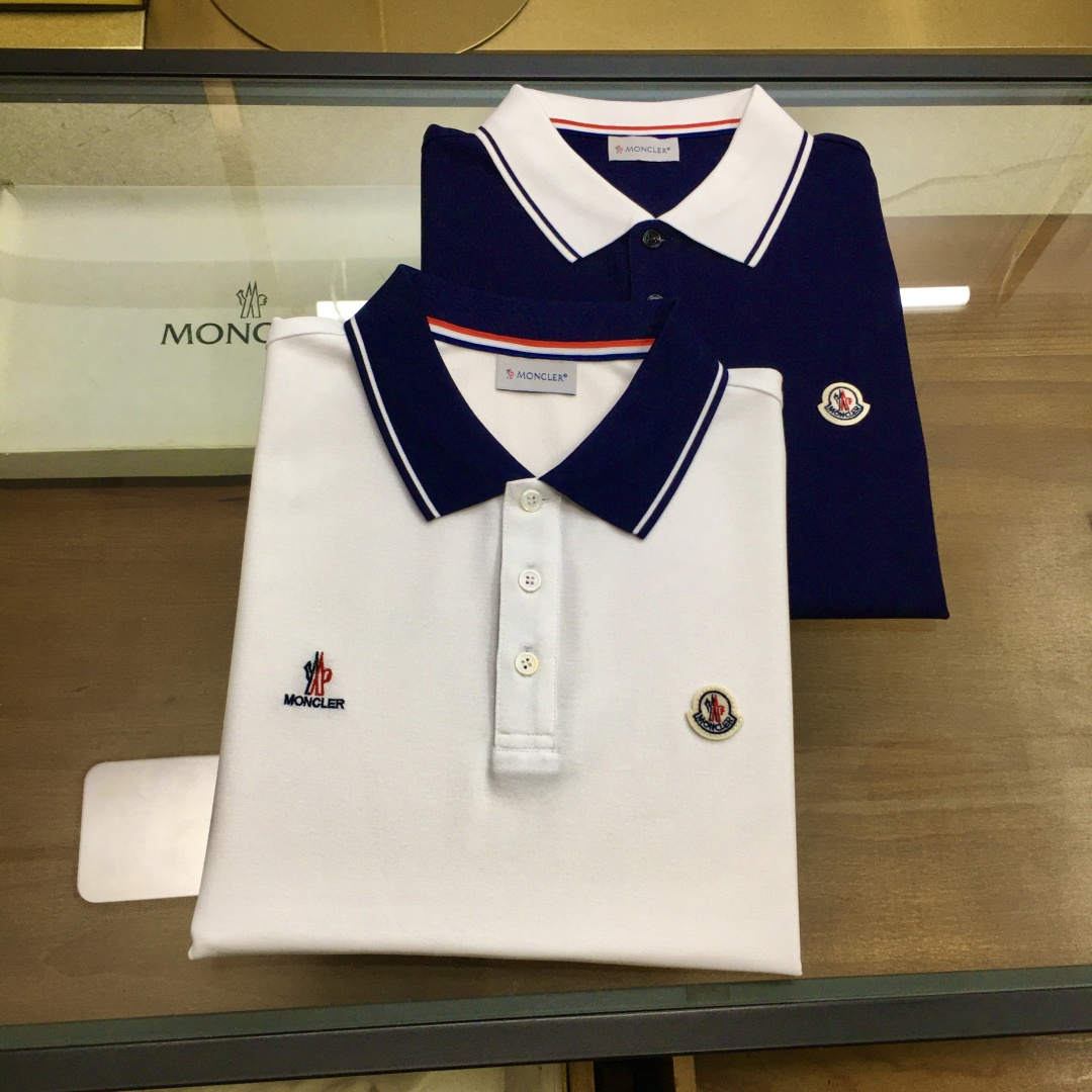 NO:410708,New product POLO 'Moncle...' 2025 spring and summer new men's lapel Polo shirt!  Classic business men's style, high-end men's style at the ceiling level of business men's style!  Simple, fashionable and elegant, single-wearing inner wear is decent, quality control/detail control takes away, low-key, luxurious and connotative!  Customer-supplied fixed mesh mercerated bead floor cotton cloth is carefully made, the fabric surface is evenly arranged and neatly arranged, with excellent breathability and heat dissipation and sweat resistance, and the comfort level of the upper body is completely better than that of ordinary single-sided sweat cloth tissue!  The classic brand LOGO logo is built with top-level craftsmanship. The LOGO has three-dimensional, clear and full texture, and is an outstanding product in the classic field whether it is inner wear or single wear!  The exquisite cutting process, the processing of every detail is very standard and delicate, and it is comparable to that of ordinary LOW products on the market. Men must enter the basic versatile Polo shirts!  Color as shown in the figure Size: 48-56.,alexander wang19860909新品POLO 《Moncle...》 2025春夏季新款男士翻领Polo衫！经典商务男款,高端男装的天花板级别的商务男款！简约时尚大气不失优雅,单穿内搭体面过人,品质控/细节控的闭眼带走,低调又奢华有内涵！ 客供定织网眼丝光珠地棉布精心制成,面料表面排列均匀整齐的网眼纹理,透气性和散热排汗性极佳,上身舒适程度完全优于普通单面汗布组织！经典的品牌LOGO标识,采用顶级工艺打造,LOGO立体清晰饱满,质感非凡的特质,无论是内搭还是单穿都是一款经典领域的产品！精妙绝伦的裁剪工艺,每一个细节处理的非常标准细腻,非市面一般LOW货可以媲美的,男士必入基础百搭款Polo衫推荐！ 颜色如图 尺码: 48-56.,,alexander wang,Men's clothing