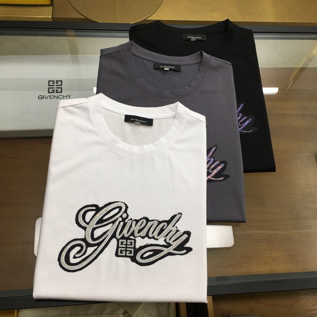 NO:505357,New product 'GVC' 2025 spring and summer new model first launch counter latest short-sleeved round-neck T-shirt, high-end customization, avant-garde and fashionable design!  Brand logo heavy craft design, high-end customized double mercerized fabric, soft feel, comfortable to wear, exquisite counter-level car line, fine workmanship, invincible and handsome upper body effect!  A must-have item for handsome men!  Fatty Gospel - Three colors as shown in the picture Number of codes M-5XL (maximum 6xl can wear 230 catties), T-shirt,tees, t-shirt,alexander wang19860909新品 《GVC》 2025春夏新款首发专柜最新款短袖圆领T恤 高端订制 设计前卫时尚！品牌logo重工艺设计 高端定制双丝光面料.手感柔软.穿着舒适.专柜级别精致车线.做工精细.上身效果无敌帅气！型男必备单品！胖子福音-- 三色如图 码数 M-5XL(最大6xl可穿230斤),,T-shirt,tees，t-shirt,alexander wang,Men's clothing