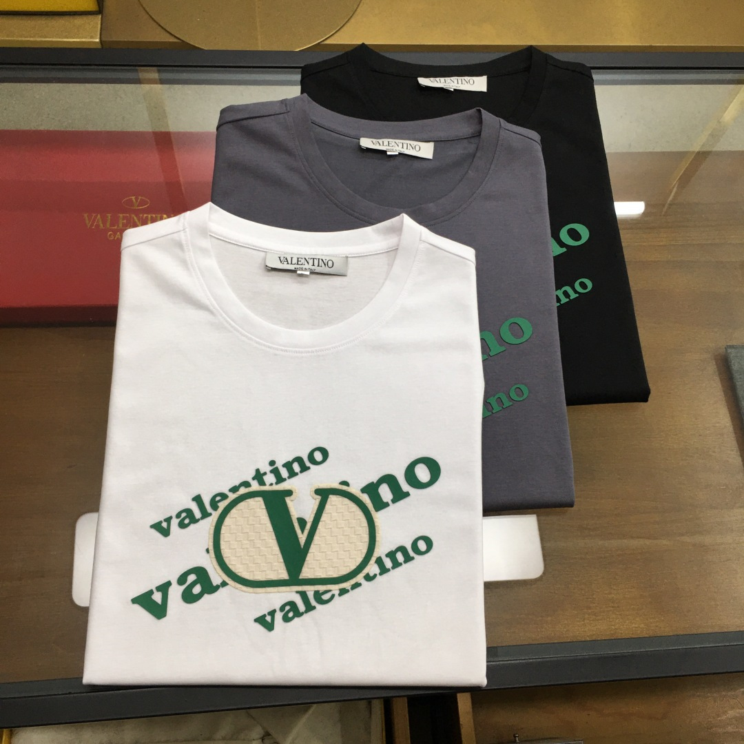 NO:505362,New product 'VLTN' 2025 spring and summer new model first launch counter latest short-sleeved round-neck T-shirt, high-end customization, avant-garde and fashionable design!  Brand logo heavy craft design, high-end customized double mercerized fabric, soft feel, comfortable to wear, exquisite counter-level car line, fine workmanship, invincible and handsome upper body effect!  A must-have item for handsome men!  Fatty Gospel - Three colors as shown in the picture Number of codes M-5XL (maximum 6xl can wear 230 catties), T-shirt,tees, t-shirt,alexander wang19860909新品 《VLTN》 2025春夏新款首发专柜最新款短袖圆领T恤 高端订制 设计前卫时尚！品牌logo重工艺设计 高端定制双丝光面料.手感柔软.穿着舒适.专柜级别精致车线.做工精细.上身效果无敌帅气！型男必备单品！胖子福音-- 三色如图 码数 M-5XL(最大6xl可穿230斤),,T-shirt,tees，t-shirt,alexander wang,Men's clothing