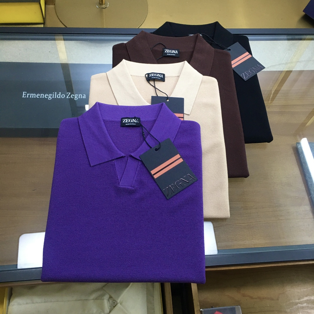 NO:433425,【Zegn...】 2025 spring and summer new short-sleeved knitted short-sleeved sleeves The overall color is bright and bright, and the customized mercerized cotton feels smooth and soft, with a strong drape, natural and soft texture, super comfortable in the body, and a strong drape!  T-shirts are very comfortable and practical in daily wear, super toughness is better than ordinary cotton, the texture is fine, soft and skin-friendly, the touch is light and cool, the color is bright and the color is high in color, the color is good, the breathability and drape are good, and it can be worn now. Especially when driving and going out, M-3xL, T-shirt,tees, t-shirt,alexander wang19860909【Zegn...】 2025 春夏新款短袖 针织短袖 整体上色泽较鲜明和光亮,定制丝光棉 手感顺滑揉软,悬垂感特强,质地自然柔软、贴身超级舒服,悬垂感特强！T恤日常穿搭很自在很实用,超级的有韧性比起一般的棉手感质感都更好的,面料质地细腻、柔软、亲肤,触感轻薄凉爽,色泽艳丽色牢度高,透气性及悬垂性好 现在也可以穿 特别是开车和外出,M-3xL,,T-shirt,tees，t-shirt,alexander wang,Men's clothing