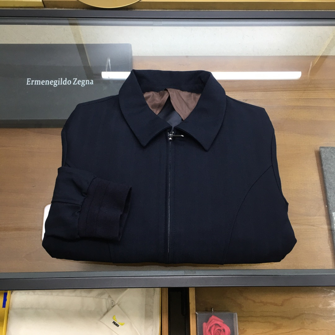 NO:712124,After the new year, the counter model [Z.zegn...] Gw synchronized navy blue seasonal new fashionable top jackets, luxury classic styles, overseas counter synchronization, brand classic logo jacquard design advanced customization, anyone can drive easily, imported custom high-end top fabrics, soft, comfortable and stylish, luxury fashion craft styles, orders from foreign trade companies, produced by domestic first-line OEM factories, customized high-density fabrics, luxurious classic designs, fashion essential items!  Highly recommended to buy!  Counter size: M-3XL,,jackets & coats,jackets & coats,19860909年后 专柜款【Z.zegn...】Gw同步藏蓝 季新品时尚顶级夹克外套,奢华经典款式 海外专柜同步 品牌经典logo提花设计高级定制 任何人都可以轻松驾驶 进口定制高档顶级面料 手软舒适有型,奢华时尚工艺款式,外贸公司订单,国内一线代工厂出品,订制高密度面料,奢华经典设计,时尚必备单品！强烈推荐购入！专柜尺码:M-3XL,,jackets & coats,jackets & coats,,Men's clothing