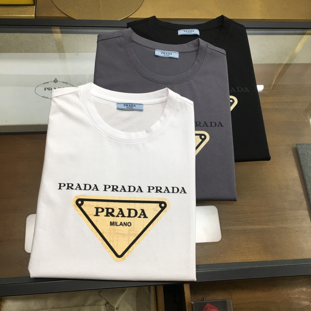 NO:417335,New product 'Prad...' 2025 spring and summer new model first-time counter latest short-sleeved round-neck T-shirt, high-end customization, avant-garde and fashionable design!  Brand logo heavy craft design, high-end customized double mercerized fabric, soft feel, comfortable to wear, exquisite counter-level car line, fine workmanship, invincible and handsome upper body effect!  A must-have item for handsome men!  Gospel of Fatty - Three colors as shown in the picture Number of codes M-5XL (maximum 6xl can wear 230 catties), prada, T-shirt,tees, t-shirt,alexander wang19860909新品 《Prad...》 2025春夏新款首发专柜最新款短袖圆领T恤 高端订制 设计前卫时尚！品牌logo重工艺设计 高端定制双丝光面料.手感柔软.穿着舒适.专柜级别精致车线.做工精细.上身效果无敌帅气！型男必备单品！胖子福音-- 三色如图 码数 M-5XL(最大6xl可穿230斤),,prada,T-shirt,tees，t-shirt,alexander wang,Men's clothing