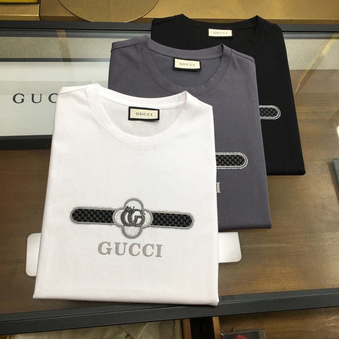 NO:417342,New product 'Gu.ci...' 2025 spring and summer new model first-time counter latest short-sleeved round-neck T-shirt, high-end customization, avant-garde and fashionable design!  Brand logo heavy craft design, high-end customized double mercerized fabric, soft feel, comfortable to wear, exquisite counter-level car line, fine workmanship, invincible and handsome upper body effect!  A must-have item for handsome men!  Fatty Gospel - Three colors as shown in the picture Number of codes M-5XL (maximum 6xl can wear 230 catties), T-shirt,tees, t-shirt,alexander wang19860909新品 《Gu.ci...》 2025春夏新款首发专柜最新款短袖圆领T恤 高端订制 设计前卫时尚！品牌logo重工艺设计 高端定制双丝光面料.手感柔软.穿着舒适.专柜级别精致车线.做工精细.上身效果无敌帅气！型男必备单品！胖子福音-- 三色如图 码数 M-5XL(最大6xl可穿230斤),,T-shirt,tees，t-shirt,alexander wang,Men's clothing