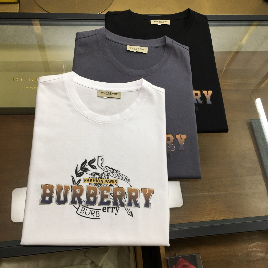 NO:417351,New product 'Burber...y' 2025 spring and summer new model first-time counter latest short-sleeved round-neck T-shirt, high-end customization, avant-garde and fashionable design!  Brand logo heavy craft design, high-end customized double mercerized fabric, soft feel, comfortable to wear, exquisite counter-level car line, fine workmanship, invincible and handsome upper body effect!  A must-have item for handsome men!  Gospel of Fatty - Three colors as shown in the picture Number of codes M-5XL (maximum 6xl can wear 230 catties), burberry, T-shirt,tees, t-shirt,alexander wang19860909新品 《Burber...y》 2025春夏新款首发专柜最新款短袖圆领T恤 高端订制 设计前卫时尚！品牌logo重工艺设计 高端定制双丝光面料.手感柔软.穿着舒适.专柜级别精致车线.做工精细.上身效果无敌帅气！型男必备单品！胖子福音-- 三色如图 码数 M-5XL(最大6xl可穿230斤),,burberry,T-shirt,tees，t-shirt,alexander wang,Men's clothing