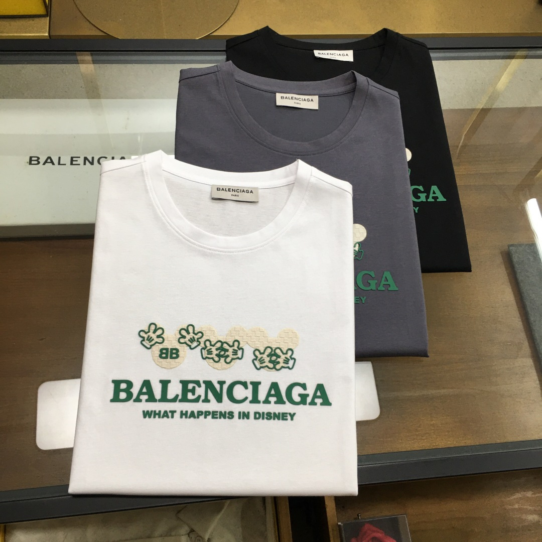 NO:417358,New product 'BLcA...' 2025 spring and summer new model first-time counter latest short-sleeved round-neck T-shirt, high-end customization, avant-garde and fashionable design!  Brand logo heavy craft design, high-end customized double mercerized fabric, soft feel, comfortable to wear, exquisite counter-level car line, fine workmanship, invincible and handsome upper body effect!  A must-have item for handsome men!  Fatty Gospel - Three colors as shown in the picture Number of codes M-5XL (maximum 6xl can wear 230 catties), T-shirt,tees, t-shirt,alexander wang19860909新品 《BLcA...》 2025春夏新款首发专柜最新款短袖圆领T恤 高端订制 设计前卫时尚！品牌logo重工艺设计 高端定制双丝光面料.手感柔软.穿着舒适.专柜级别精致车线.做工精细.上身效果无敌帅气！型男必备单品！胖子福音-- 三色如图 码数 M-5XL(最大6xl可穿230斤),,T-shirt,tees，t-shirt,alexander wang,Men's clothing