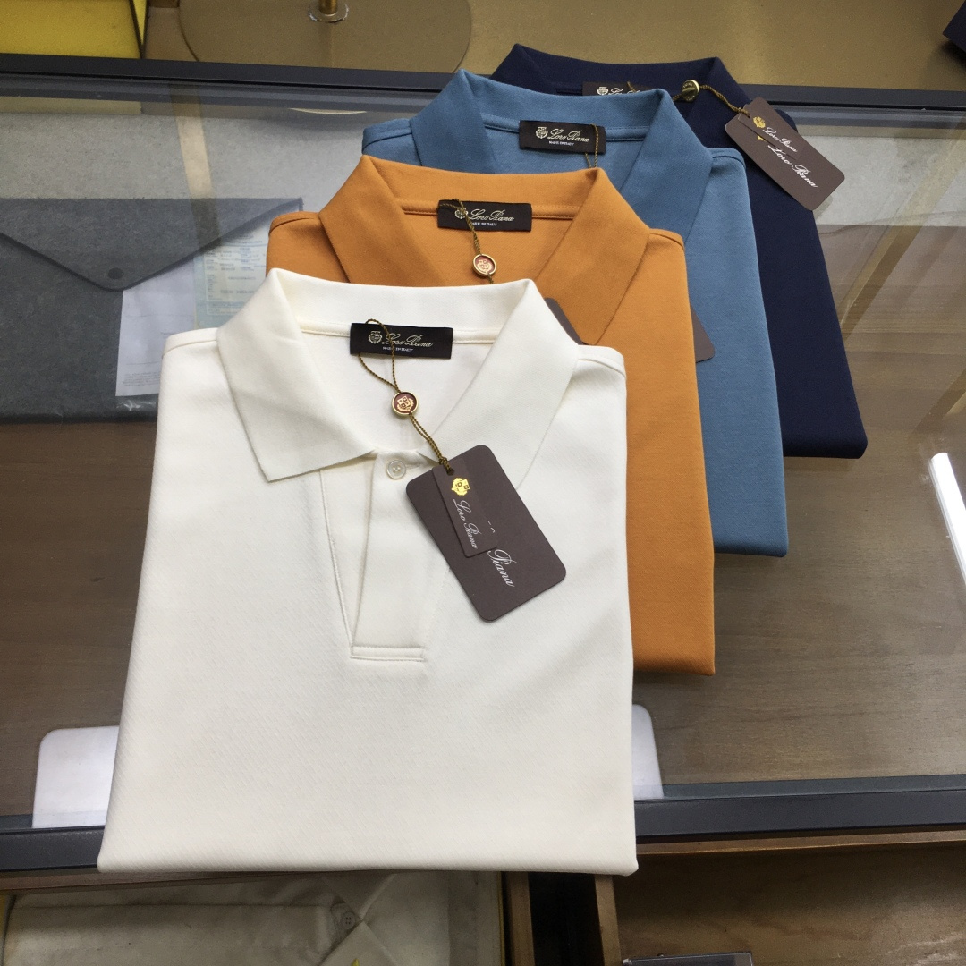 NO:454170,New counter product 'LP' M-2XL classic running volume model 2025SS new Loro pi*na single-button mulberry silk blend Polo, a must-have minimalist urban lapel short sleeve for high-end elite men. Rare orders from the same channel in Italy, the top luxury brand LP mulberry silk Polo shirt for elite men, free and easy single-button and minimal body shape, giving the brand's luxury temperament style, a must-have for urban handsome men!  LP, the top luxury brand with a long history and noble luxury from Italy, has been pursuing excellent quality and handicrafts for the past hundred years. The LP products are the best choice in any aspect. They must have styles, effect on the upper body, tailoring, design and design, and they are lasting. The aristocratic aura of the upper body cannot be replaced and they are very classy!  The clean version of the body is not decorated, and the single-part button design shows the free and easy men's charm. With the exquisite and smooth wiring details, the texture is extremely perfect. The top-grade beaded cotton mulberry silk blend material is comfortable and clear in body, with clear texture, smooth feel but not without texture. It also has super anti-ultraviolet, anti-static and anti-bacterial and sterilization functions, and is equipped with high-luxury single product with obvious matching performance!  Size M-2XL Color Gray Blue Mian Rice Apricot Orange Yellow M Size Bust 102 Shoulder width 45 Sleeve length 22 Sleeve length 70 L Size Bust 108 Shoulder width 47 Sleeve length 24 Sleeve length 72 XL Size Bust 112 Shoulder width 48 Sleeve length 25 Sleeve length 73 2XL Size Bust 116 Shoulder width 49 Sleeve length 26 Sleeve length 74 Size recommended sizes: M Size within 135 catties, L Size 135-150 catties, XL Size 150-165 catties, XL Size 165-180 catties, 2XL Size., loro piana, loro piana, T-shirt, alexander wang19860909专柜新品 《LP》M-2XL经典跑量款 2025SS新款Loro pi*na单粒扣桑蚕丝混纺Polo,高端精英男士必备极简都市翻领短袖.意大利同渠道稀有订单,精英级男士必备的顶奢品牌LP的桑蚕丝Polo衫,洒脱的单粒纽扣与极简的衣身造型,出品牌的奢华气质范儿,都市型男必备！ 来自意大利历史悠久尊贵奢华的顶奢品牌LP,在过去一百年来Loro Piana一直追求卓越的质量和手工.LP的东西无论是哪个方面都是最好的选择,要款式有款式,要上身效果有效果,要剪裁有剪裁,要设计有设计,而且经久不衰,上身的贵族气场无法替代,并且很有档次！ 净版衣身无修饰,单粒纽扣设计彰显洒脱自如的男士魅力.加上精湛平顺的走线细节,质感完美至极.顶级珠地棉桑蚕丝混纺材质,贴身舒适纹理清晰,手感顺滑却不失质感,且具有超强的抗紫外线,防静电和抑菌杀菌功能,搭配性能显而易见的高奢单品！尺码M-2XL 颜色灰兰 藏青 米杏 橙黄 M码 胸围102 肩宽45 袖长22 衣长70 L码 胸围108 肩宽47 袖长24 衣长72 XL码胸围112 肩宽48 袖长25 衣长73 2XL码 胸围116 肩宽49 袖长26 衣长74 尺码推荐 135斤以内穿M码,135-150斤穿L码,150-165斤穿XL码,165-180斤穿2XL码.,,loro piana,loro piana,T-shirt,alexander wang,Men's clothing