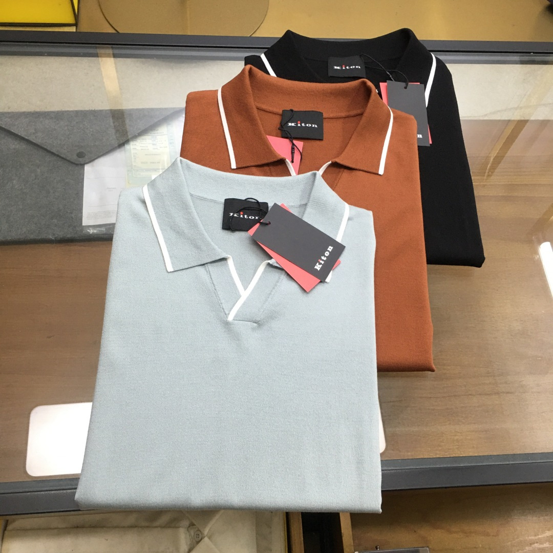NO:469874,Top product [Kiton] 2025 new men's V-neck POLO shirt knitted short sleeves imported ten-silk knitted fabric is presented. The light and soft fabric is dyed with ready-to-wear to create an elegant texture. Original customization Imported yarn color dyed Custom rib collar Custom ribs Classic makes the clothes softer with the inherent sporty atmosphere. The versatile style makes it very suitable for single wear, and all auxiliary materials are all customer-supplied. The thickness is the same as that of conventional beads, which is cool and breathable, delicate and not sweaty, and is super comfortable. The solid color design model is atmospheric and fashionable overall, and is just casual and business-friendly!  Code number M-3XL (48-56), T-shirt, alexander wang19860909顶品【Kiton】 2025新款男士翻v领POLO衫针织短袖 进口天丝针织面料呈现.轻盈柔软的面料经过成衣染色,营造出优雅纹理,原版定制 进口纱线色染 定制罗纹领口 定制罗纹 经典让衣服与生俱有的运动气息得以柔和.百搭风范令其非常适合单穿,所有辅料全部客供.客供纱制作,厚度和常规珠地一样,凉爽透气,亲肤细腻不闷汗,超级舒服.纯色设计款,整体就是大气时尚,休闲商务都即可！ 码数M-3XL（48-56）,,T-shirt,alexander wang,Men's clothing