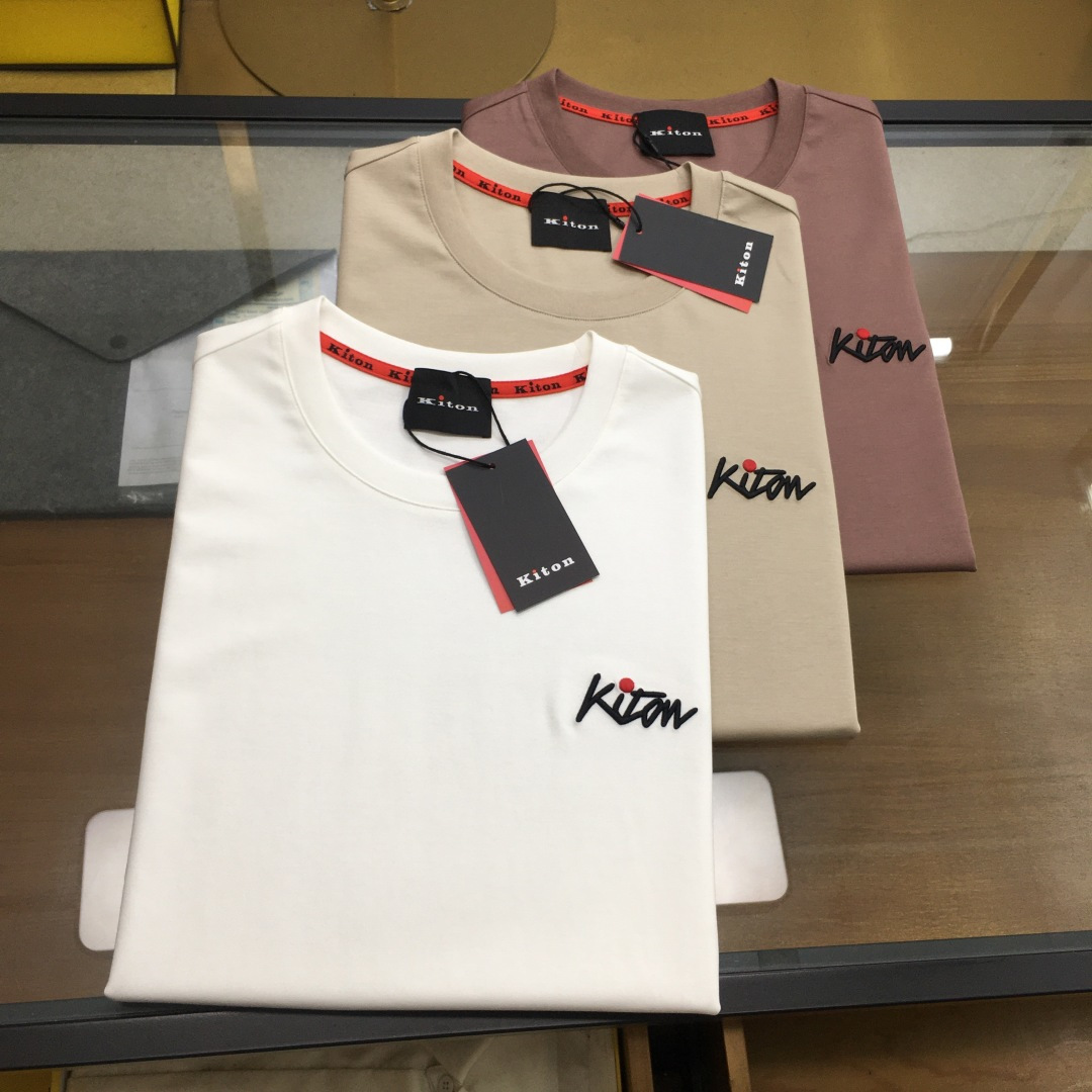 NO:458461,New counter product 'Kiton' 2025 new counter product recommendation!  The classic counter style, logo embroidered round neck short-sleeved T-shirt, classic and versatile style, simple and standard design, a combination of style, the upper body is upright and more fashionable, the overall upper body feel will not be too tight or too loose, very friendly to the figure, easy to wear and versatile, classic and out of time!  The fabric is made of mercerized fabric, with a warm luster on the surface. The upper body makes the skin more comfortable to touch the fabric. The upper body is very high-end, skin-friendly and breathable, crisp and stylish. Order of full-quality color 6 colors as shown in the picture Size M-3XL Try on 172-148 for wearing L, T-shirt,tees,t-shirt,alexander wang19860909专柜新品《Kiton》 2025专柜新品推荐！专柜经典款 logo标志刺绣圆领短袖T恤 经典百搭款 简约标设计 合体的版型 上身挺拔而更具时尚感 整体上身感不会过紧或者过松 对身材很友好 好穿又百搭经典不过时！ 面料采用 丝光面料 表面有着温润的光泽感 上身让皮肤接触面料更加舒适. 上身很高档 亲肤透气,挺括有型 全品相的订单 颜色 6色如图 尺码M-3XL 试穿172-148穿L合适,,T-shirt,tees，t-shirt,alexander wang,Men's clothing