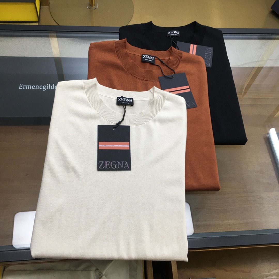 NO:458471,Top product [Zegn...] 2025 new men's round neck sweater short sleeves imported ten-silk knit fabric is presented. The light and soft fabric has been dyed with ready-to-wear to create an elegant texture. The original custom imported yarn color dyed Custom rib collar Custom ribs Classic makes the clothes soft with the inherent sporty atmosphere. The versatile style makes it very suitable for single wear, and all auxiliary materials are all customer-supplied. The thickness is the same as that of conventional beads, which is cool and breathable, delicate and not sweaty, and is super comfortable. The solid color design model is atmospheric and fashionable overall, and can be casual and business-friendly!  Code number M-3XL (48-56), T-shirt, alexander wang19860909顶品【Zegn...】 2025新款男士圆领针织衫短袖 进口天丝针织面料呈现.轻盈柔软的面料经过成衣染色,营造出优雅纹理,原版定制 进口纱线色染 定制罗纹领口 定制罗纹 经典让衣服与生俱有的运动气息得以柔和.百搭风范令其非常适合单穿,所有辅料全部客供.客供纱制作,厚度和常规珠地一样,凉爽透气,亲肤细腻不闷汗,超级舒服.纯色设计款,整体就是大气时尚,休闲商务都即可！ 码数M-3XL（48-56）,,T-shirt,alexander wang,Men's clothing