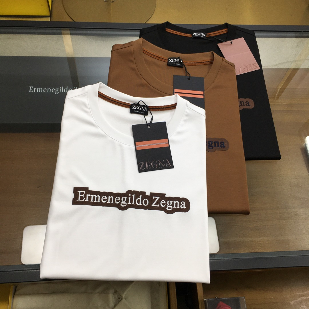 NO:458485,High-version new product 'Zegn...' 2025 counter new product recommendation!  The classic counter style, logo embroidered round neck short-sleeved T-shirt, classic and versatile style, simple and standard design, a combination of style, the upper body is upright and more fashionable, the overall upper body feel will not be too tight or too loose, very friendly to the figure, easy to wear and versatile, classic and out of time!  The fabric is made of mercerized fabric, with a warm luster on the surface. The upper body makes the skin more comfortable to touch the fabric. The upper body is very high-end, skin-friendly and breathable, crisp and stylish. Order of full-quality color 6 colors as shown in the picture Size M-3XL Try on 172-148 for wearing L, T-shirt,tees,t-shirt,alexander wang19860909高版新品《Zegn...》 2025专柜新品推荐！专柜经典款 logo标志刺绣圆领短袖T恤 经典百搭款 简约标设计 合体的版型 上身挺拔而更具时尚感 整体上身感不会过紧或者过松 对身材很友好 好穿又百搭经典不过时！ 面料采用 丝光面料 表面有着温润的光泽感 上身让皮肤接触面料更加舒适. 上身很高档 亲肤透气,挺括有型 全品相的订单 颜色 6色如图 尺码M-3XL 试穿172-148穿L合适,,T-shirt,tees，t-shirt,alexander wang,Men's clothing