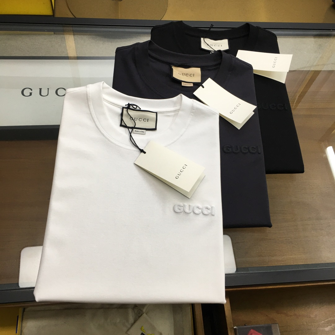 NO:450749,New product [Gu.ci...] The latest short-sleeved round-neck T-shirt in the first spring and summer counter, high-end customization, avant-garde and fashionable design!  Brand logo heavy craft design, high-end customized mercerated cloud cotton fabric, soft feel, comfortable to wear, exquisite counter-level car line, fine workmanship, invincible and handsome upper body effect!  A must-have item for handsome men!  The color is as shown in the figure. The number of code M-3XL [small width, the height and weight are reported by order], T-shirt,tees,t-shirt,alexander wang19860909新品【Gu.ci...】 春夏首发专柜最新款短袖圆领T恤 高端订制 设计前卫时尚！品牌logo重工艺设计 高端定制丝光云朵棉面料.手感柔软.穿着舒适.专柜级别精致车线.做工精细.上身效果无敌帅气！型男必备单品！ 颜色如图 码数M-3XL【版型微阔,下单报身高体重】,,T-shirt,tees，t-shirt,alexander wang,Men's clothing