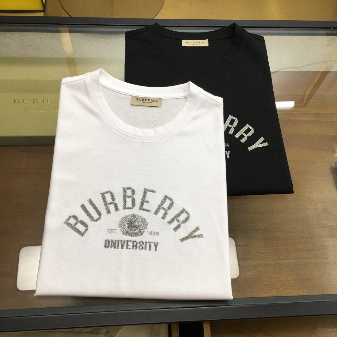 NO:474312,【Burber..y】 2025 new casual round neck short-sleeved T-shirt, foreign trade company trade orders, heavy recommendations, brand originality, perfect first-class quality!  A single item with a strong sense of craftsmanship and design, bringing fashion aesthetics to the extreme, it is quite artistic, and it is customized with imported double mercerizing materials!  The fabric is soft and comfortable!  The details are in place, and the construction is very unique and clever, and the whole body is clean and neat, and the lines are simple and elegant. It is suitable to wear a base alone!  Color: White Black Number of codes: M-4XL [Please report height and weight by placing an order]., burberry, T-shirt,tees, t-shirt,alexander wang19860909【Burber..y】 2025新品休闲圆领短袖T恤,外贸公司贸易订单,重磅推荐,品牌原产 品相完美一流！工艺设计感超强的一款单品,将时装美学发挥到极致,相当有意境,定制进口双丝光材质！面料柔软舒适！细节设计到位,非常别致巧妙的构建,通体干净利落,线条感简洁大方.单穿打底皆宜！ 颜色:白色 黑色 码数:M-4XL【下单请报身高体重】.,,burberry,T-shirt,tees，t-shirt,alexander wang,Men's clothing