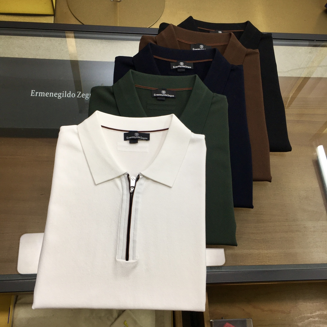 NO:143282,Top product [Zegn] 2025 spring and summer new knitted mulberry silk short-sleeved POLO series, this product uses a fine blend of (mulberry silk) and (Laiser) double-optimal silk material. Mulberry silk is a natural fiber that combines light, soft and thin in nature. It effectively adjusts the temperature and humidity balance of the skin surface. It is known as the second skin of mankind. The combination with Laiser makes it comfortable, skin-friendly, breathable and soft, making it more classy and textured. The placket zipper lapel business model, with a fashionable classic rib collar design, making its collar ring not easy to deform after wearing for a long time. It can be worn alone in summer and inside in spring, showing the business and leisure style. Simple Iogo design is both luxurious, beautiful and elegant. The contrasting color of the inner collar ring is the finishing touch, a must-have item for spring and summer business casual!  The color is as shown in the figure. Number of codes 48-58, T-shirt,alexander wang19860909顶品【Zegn】 2025春夏新品针织桑蚕丝短袖POLO系列, 本品采用（桑蚕丝）与（莱赛尔）双优丝线材质精细混纺结合而成的面料,桑蚕丝是是自然界集合轻、柔、细为一体的天然纤维,有效的调节皮肤表面的温湿度平衡,被誉为人类的第二皮肤,与莱赛尔的结合使其穿着舒适亲肤透气柔软,使其更上档次有质感. 门襟拉链翻领商务款,加入时尚精典罗纹领设计,使其领圈久穿不易变形,商务休闲,既可夏季单穿又可春季内搭,尽显商务休闲风范,简约Iogo设计,既奢华美观又大气精致,内领圈撞色此乃点睛之笔,春夏商务休闲必备单品！ 颜色如图 码数48-58,,T-shirt,alexander wang,Men's clothing