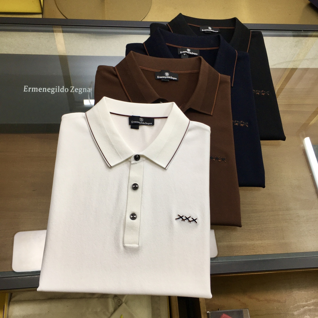 NO:143273,Top product [Zegn..] 2025 spring and summer new knitted mulberry silk short-sleeved POLO series, this product uses a fine blend of (mulberry silk) and (Laiser) double-optimal silk material. Mulberry silk is a natural fiber that combines light, soft and thin in nature. It effectively regulates the temperature and humidity balance of the skin surface. It is known as the second skin of mankind. The combination with Laiser makes it comfortable, skin-friendly, breathable and soft, making it more classy and textured. The lapel business model, with a fashionable classic rib collar design, makes its collar ring not easy to deform after wearing for a long time. It can be worn alone in summer and inside in spring, showing the business and leisure style. Simple Iogo design is both luxurious, beautiful and elegant. The contrasting color of the inner collar ring is the finishing touch, a must-have item for spring and summer business and leisure!  The color is as shown in the figure. Number of codes 48-58, T-shirt,alexander wang19860909顶品【Zegn..】 2025春夏新品针织桑蚕丝短袖POLO系列, 本品采用（桑蚕丝）与（莱赛尔）双优丝线材质精细混纺结合而成的面料,桑蚕丝是是自然界集合轻、柔、细为一体的天然纤维,有效的调节皮肤表面的温湿度平衡,被誉为人类的第二皮肤,与莱赛尔的结合使其穿着舒适亲肤透气柔软,使其更上档次有质感. 翻领商务款,加入时尚精典罗纹领设计,使其领圈久穿不易变形,商务休闲,既可夏季单穿又可春季内搭,尽显商务休闲风范,简约Iogo设计,既奢华美观又大气精致,内领圈撞色此乃点睛之笔,春夏商务休闲必备单品！ 颜色如图 码数48-58,,T-shirt,alexander wang,Men's clothing