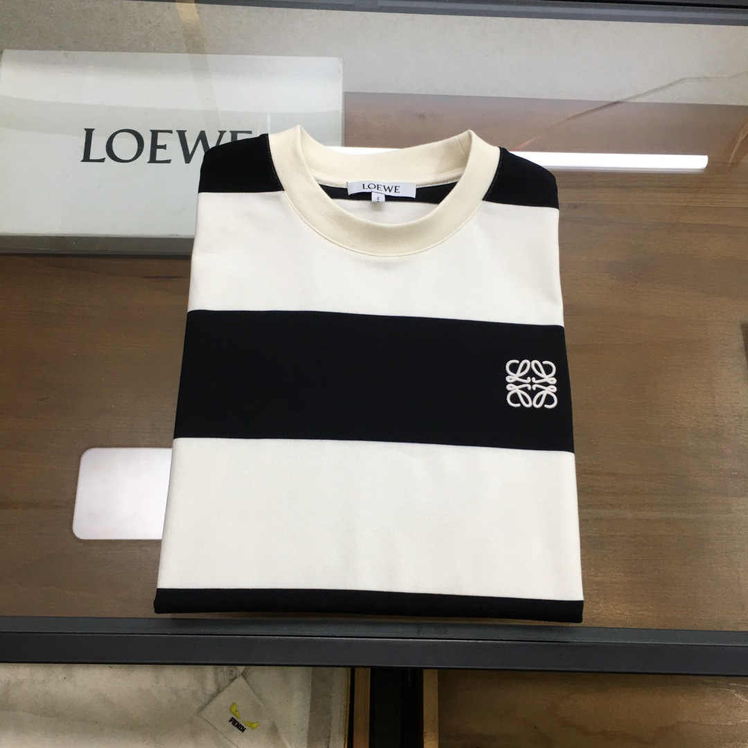 NO:138635,New product [Loew...] The latest short-sleeved round-neck T-shirt in the first spring and summer counter in 2025, high-end customization, avant-garde and fashionable design!  Brand logo heavy craft design, high-end customized double-strand mercerized cotton fabric, soft feel, comfortable to wear, exquisite counter-level car line, fine workmanship, invincible and handsome upper body effect!  A must-have item for handsome men!  Color black white Number M-3XL, loewe, T-shirt,tees, t-shirt,alexander wang19860909新品【Loew...】 2025春夏首发专柜最新款短袖圆领T恤 高端订制 设计前卫时尚！品牌logo重工艺设计 高端定制双股丝光棉面料.手感柔软.穿着舒适.专柜级别精致车线.做工精细.上身效果无敌帅气！型男必备单品！ 颜色黑色 白色 码数M-3XL,,loewe,T-shirt,tees，t-shirt,alexander wang,Men's clothing