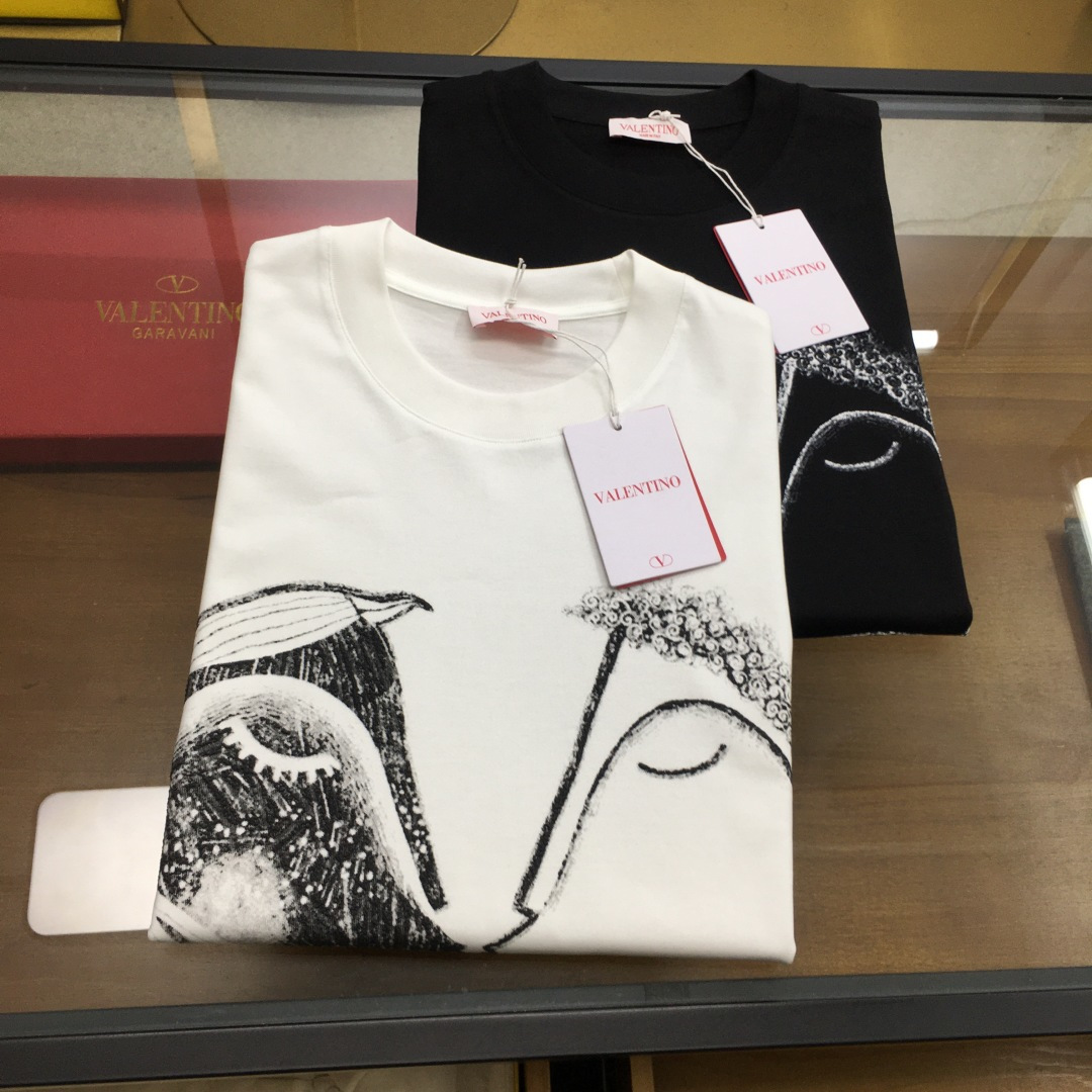 NO:138603,New product [VLTN...] The latest short-sleeved round-neck T-shirt in the first spring and summer counter in 2025, high-end customization, avant-garde and fashionable design!  Brand logo heavy craft design, high-end customized double-strand mercerized cotton fabric, soft feel, comfortable to wear, exquisite counter-level car line, fine workmanship, invincible and handsome upper body effect!  A must-have item for handsome men!  Color black white Number M-3XL, T-shirt,tees,t-shirt,alexander wang19860909新品【VLTN...】 2025春夏首发专柜最新款短袖圆领T恤 高端订制 设计前卫时尚！品牌logo重工艺设计 高端定制双股丝光棉面料.手感柔软.穿着舒适.专柜级别精致车线.做工精细.上身效果无敌帅气！型男必备单品！ 颜色黑色 白色 码数M-3XL,,T-shirt,tees，t-shirt,alexander wang,Men's clothing