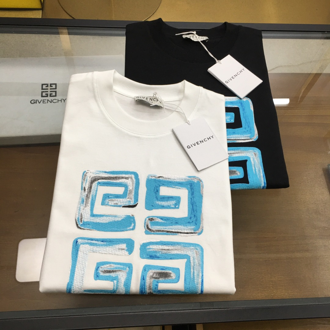 NO:138595,New product [GVC...] The latest short-sleeved round-neck T-shirt in the first spring and summer counter in 2025, high-end customization, avant-garde and fashionable design!  Brand logo heavy craft design, high-end customized double-strand mercerized cotton fabric, soft feel, comfortable to wear, exquisite counter-level car line, fine workmanship, invincible and handsome upper body effect!  A must-have item for handsome men!  Color black white Number M-3XL, T-shirt,tees,t-shirt,alexander wang19860909新品【GVC...】 2025春夏首发专柜最新款短袖圆领T恤 高端订制 设计前卫时尚！品牌logo重工艺设计 高端定制双股丝光棉面料.手感柔软.穿着舒适.专柜级别精致车线.做工精细.上身效果无敌帅气！型男必备单品！ 颜色黑色 白色 码数M-3XL,,T-shirt,tees，t-shirt,alexander wang,Men's clothing