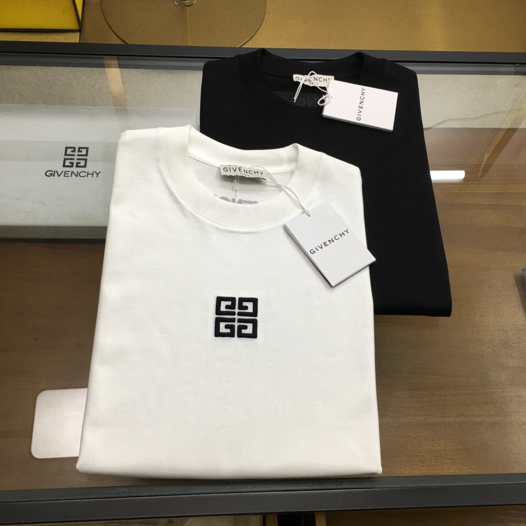 NO:138619,New product [GVC...] The latest short-sleeved round-neck T-shirt in the first spring and summer counter in 2025, high-end customization, avant-garde and fashionable design!  Brand logo heavy craft design, high-end customized double-strand mercerized cotton fabric, soft feel, comfortable to wear, exquisite counter-level car line, fine workmanship, invincible and handsome upper body effect!  A must-have item for handsome men!  Color black white Number M-3XL, T-shirt,tees,t-shirt,alexander wang19860909新品【GVC...】 2025春夏首发专柜最新款短袖圆领T恤 高端订制 设计前卫时尚！品牌logo重工艺设计 高端定制双股丝光棉面料.手感柔软.穿着舒适.专柜级别精致车线.做工精细.上身效果无敌帅气！型男必备单品！ 颜色黑色 白色 码数M-3XL,,T-shirt,tees，t-shirt,alexander wang,Men's clothing