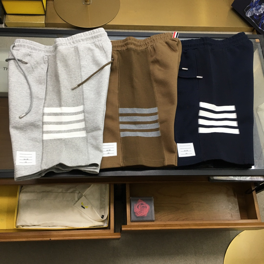 NO:138658,New product [T.B] Spring and Summer/SS Four-stripe T*B Classic interpretation of four-stripe details shorts Customized original cotton blend fabric, wash water shaping, design inspiration from the preparatory student logo on the East Coast, new season new color olive green, precision fixed woven THOM classic four-bar webbing decoration details on the left, three-color strip decoration of the brand logo under the waist, all details are in place, quality immediately appears Olive green, gray, navy blue M-3XL,, shorts, alexander wang19860909新品【T.B】 春夏/SS 四条纹T*B 经典演绎四条纹细节短裤 定制原版级棉混纺面料,洗水定型,设计灵感源自东海岸的预科生标志,新季新色橄榄绿,左侧精密定织THOM经典四道杠织带装饰细节,后幅腰下品牌标志三色彩条装饰,所有细节到位品质感立现 橄榄绿,灰色,藏青色Ｍ-3XL,,shorts,alexander wang,Men's clothing