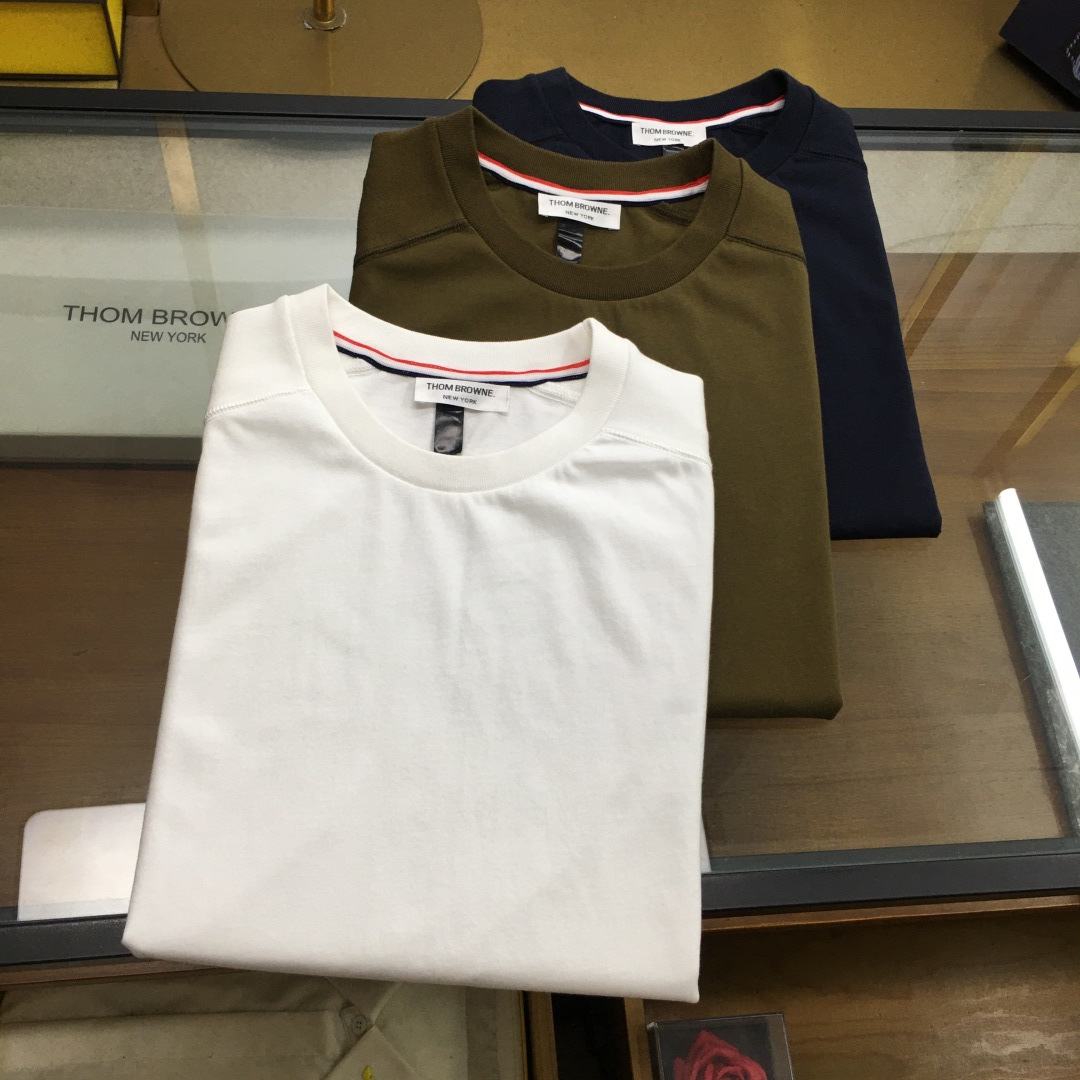 NO:138594,New product [T.B] Spring and Summer/SS Four-Stripe T*B Classic interpretation of four-stripe details T-shirt Customized original 100% cotton fabric, new color olive green washing and shaping, design inspiration from the preparatory student logo on the East Coast, precision fixed woven THOM classic four-bar webbing decorative armband details, three-color strip decoration of the brand logo under the back collar, all details are in place, quality immediately appears Olive green, white, hidden blue M-3XL, alexander wang19860909新品【T.B】 春夏/SS 四条纹T*B 经典演绎四条纹细节体恤 定制原版级百分百棉面料,新色橄榄绿洗水定型,设计灵感源自东海岸的预科生标志,精密定织THOM经典四道杠织带装饰袖标细节,后幅领下品牌标志三色彩条装饰,所有细节到位品质感立现 橄榄绿,白色,藏蓝Ｍ-3XL,,alexander wang,Men's clothing