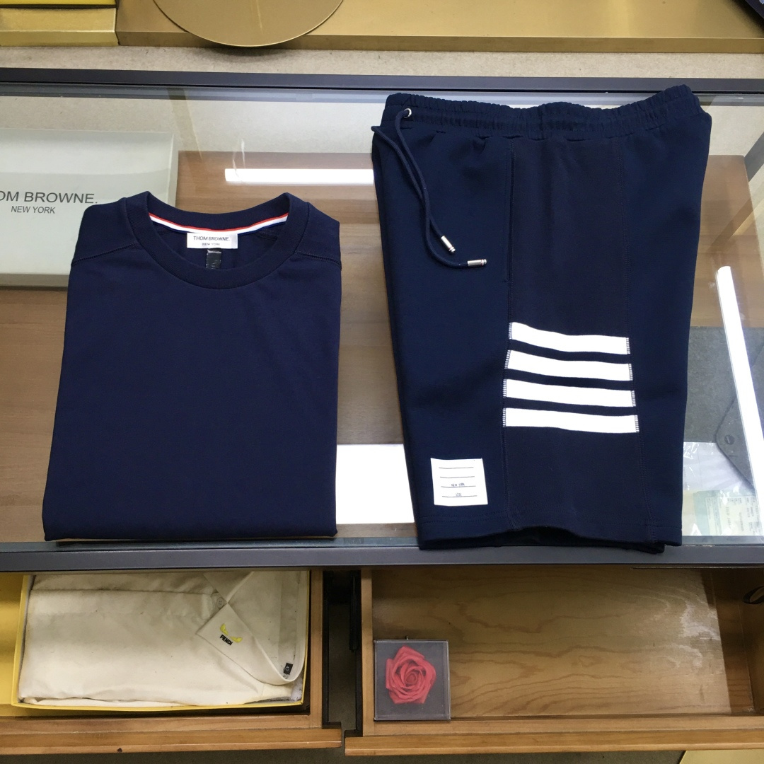 NO:447029,New product suit top shorts [T.B] sale Spring and summer/SS four stripes T*B classic interpretation four stripes detail T-shirt shorts suit Customized original grade 100% cotton fabric, new color olive green washing and shaping, design inspiration from the preparatory student logo from the East Coast, precision fixed woven THOM classic four-bar webbing decorative armband details, brand logo under the back collar three-color strip decoration, all details are in place, quality is in place, code number M-3XL, shorts, alexander wang19860909新品套装上衣短裤【T.B】拆卖 春夏/SS 四条纹T*B 经典演绎四条纹细节体恤短裤套装 定制原版级百分百棉面料,新色橄榄绿洗水定型,设计灵感源自东海岸的预科生标志,精密定织THOM经典四道杠织带装饰袖标细节,后幅领下品牌标志三色彩条装饰,所有细节到位品质感立现码数Ｍ-3XL,,shorts,alexander wang,Men's clothing