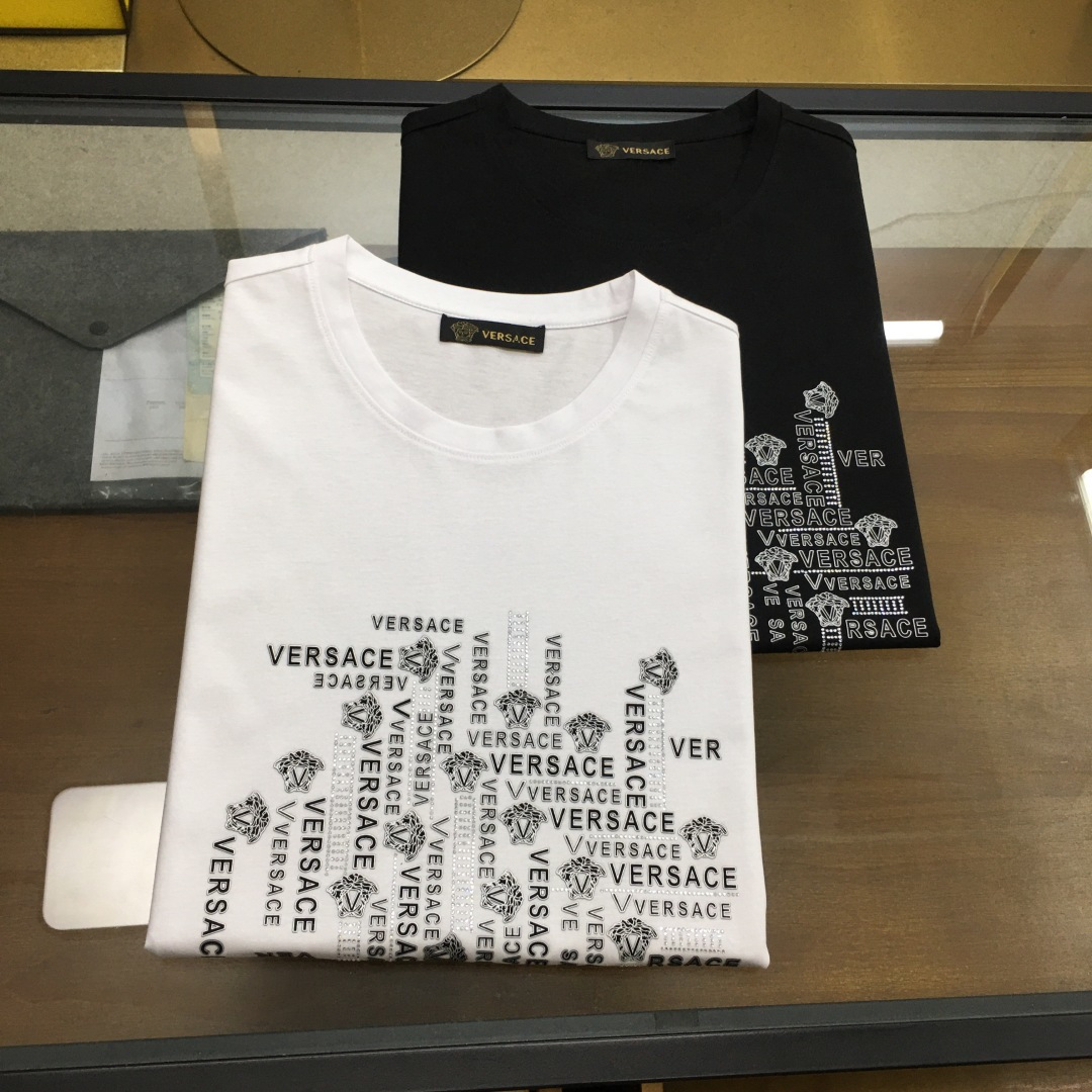 NO:474321,【Versac...】 2025 new casual round neck short-sleeved T-shirt, foreign trade company trade orders, heavy recommendations, brand originality, perfect first-class quality!  A single item with a strong sense of craftsmanship and design, bringing fashion aesthetics to the extreme, it is quite artistic, and it is customized with imported double mercerizing materials!  The fabric is soft and comfortable!  The details are in place, and the construction is very unique and clever, and the whole body is clean and neat, and the lines are simple and elegant. It is suitable to wear a base alone!  Color: White Black Number of codes: M-4XL [Please report height and weight by placing an order]., versace, T-shirt,tees, t-shirt,alexander wang19860909【Versac...】 2025新品休闲圆领短袖T恤,外贸公司贸易订单,重磅推荐,品牌原产 品相完美一流！工艺设计感超强的一款单品,将时装美学发挥到极致,相当有意境,定制进口双丝光材质！面料柔软舒适！细节设计到位,非常别致巧妙的构建,通体干净利落,线条感简洁大方.单穿打底皆宜！ 颜色:白色 黑色 码数:M-4XL【下单请报身高体重】.,,versace,T-shirt,tees，t-shirt,alexander wang,Men's clothing