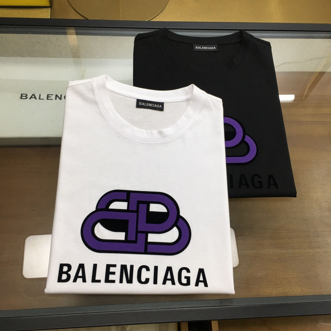 NO:474325,【BLCA...】 2025 new casual round neck short-sleeved T-shirt, foreign trade company trade orders, heavy recommendations, brand originality, perfect first-class quality!  A single item with a strong sense of craftsmanship and design, bringing fashion aesthetics to the extreme, it is quite artistic, and it is customized with imported double mercerizing materials!  The fabric is soft and comfortable!  The details are in place, and the construction is very unique and clever, and the whole body is clean and neat, and the lines are simple and elegant. It is suitable to wear a base alone!  Color: White Black Number of codes: M-4XL [Please report height and weight by placing an order]., T-shirt,tees, t-shirt,alexander wang19860909【BLCA...】 2025新品休闲圆领短袖T恤,外贸公司贸易订单,重磅推荐,品牌原产 品相完美一流！工艺设计感超强的一款单品,将时装美学发挥到极致,相当有意境,定制进口双丝光材质！面料柔软舒适！细节设计到位,非常别致巧妙的构建,通体干净利落,线条感简洁大方.单穿打底皆宜！ 颜色:白色 黑色 码数:M-4XL【下单请报身高体重】.,,T-shirt,tees，t-shirt,alexander wang,Men's clothing