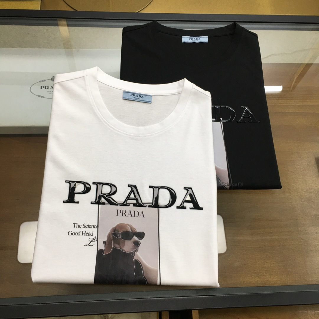NO:474334,【Prad...】 2025 new casual round neck short-sleeved T-shirt, foreign trade company trade orders, heavy recommendations, brand originality, perfect first-class quality!  A single item with a strong sense of craftsmanship and design, bringing fashion aesthetics to the extreme, it is quite artistic, and it is customized with imported double mercerizing materials!  The fabric is soft and comfortable!  The details are in place, and the construction is very unique and clever, and the whole body is clean and neat, and the lines are simple and elegant. It is suitable to wear a base alone!  Color: White Black Number of codes: M-4XL [Please report height and weight by placing an order].,,prada,T-shirt,tees,t-shirt,alexander wang19860909【Prad...】 2025新品休闲圆领短袖T恤,外贸公司贸易订单,重磅推荐,品牌原产 品相完美一流！工艺设计感超强的一款单品,将时装美学发挥到极致,相当有意境,定制进口双丝光材质！面料柔软舒适！细节设计到位,非常别致巧妙的构建,通体干净利落,线条感简洁大方.单穿打底皆宜！ 颜色:白色 黑色 码数:M-4XL【下单请报身高体重】.,,prada,T-shirt,tees，t-shirt,alexander wang,Men's clothing