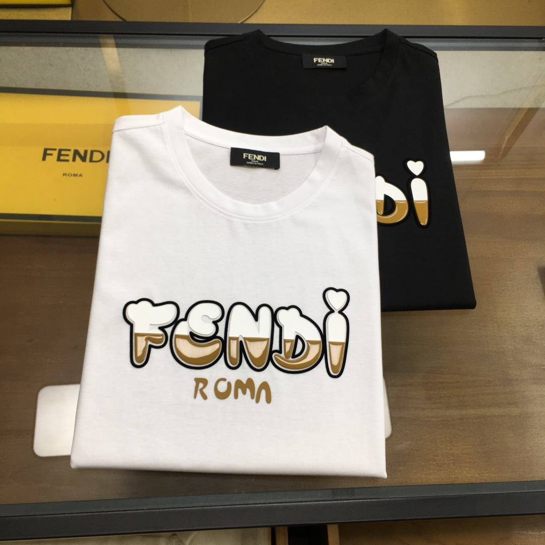 NO:474337,【Fend...】 2025 new casual round neck short-sleeved T-shirt, foreign trade company trade orders, heavy recommendations, brand originality, perfect first-class quality!  A single item with a strong sense of craftsmanship and design, bringing fashion aesthetics to the extreme, it is quite artistic, and it is customized with imported double mercerizing materials!  The fabric is soft and comfortable!  The details are in place, and the construction is very unique and clever, and the whole body is clean and neat, and the lines are simple and elegant. It is suitable to wear a base alone!  Color: White Black Number of codes: M-4XL [Please report height and weight by placing an order].,,fendi,T-shirt,tees,t-shirt,alexander wang19860909【Fend...】 2025新品休闲圆领短袖T恤,外贸公司贸易订单,重磅推荐,品牌原产 品相完美一流！工艺设计感超强的一款单品,将时装美学发挥到极致,相当有意境,定制进口双丝光材质！面料柔软舒适！细节设计到位,非常别致巧妙的构建,通体干净利落,线条感简洁大方.单穿打底皆宜！ 颜色:白色 黑色 码数:M-4XL【下单请报身高体重】.,,fendi,T-shirt,tees，t-shirt,alexander wang,Men's clothing