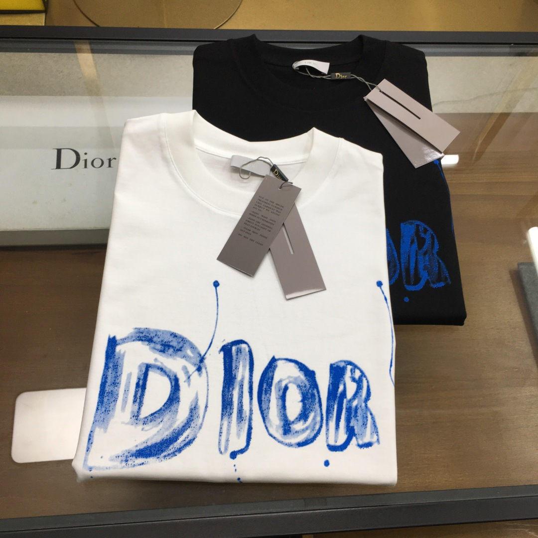 NO:469872,New product [Dio...r] The latest short-sleeved round-neck T-shirt in the first spring and summer counter in 2025, high-end customization, avant-garde and fashionable design!  Brand logo heavy craft design, high-end customized mercerated cloud cotton fabric, soft feel, comfortable to wear, exquisite counter-level car line, fine workmanship, invincible and handsome upper body effect!  A must-have item for handsome men!  The color is as shown in the figure. The number of code M-3XL [small width, the height and weight are reported by order], dior, T-shirt,tees, t-shirt,alexander wang19860909新品【Dio...r】 2025春夏首发专柜最新款短袖圆领T恤 高端订制 设计前卫时尚！品牌logo重工艺设计 高端定制丝光云朵棉面料.手感柔软.穿着舒适.专柜级别精致车线.做工精细.上身效果无敌帅气！型男必备单品！ 颜色如图 码数M-3XL【版型微阔,下单报身高体重】,,dior,T-shirt,tees，t-shirt,alexander wang,Men's clothing