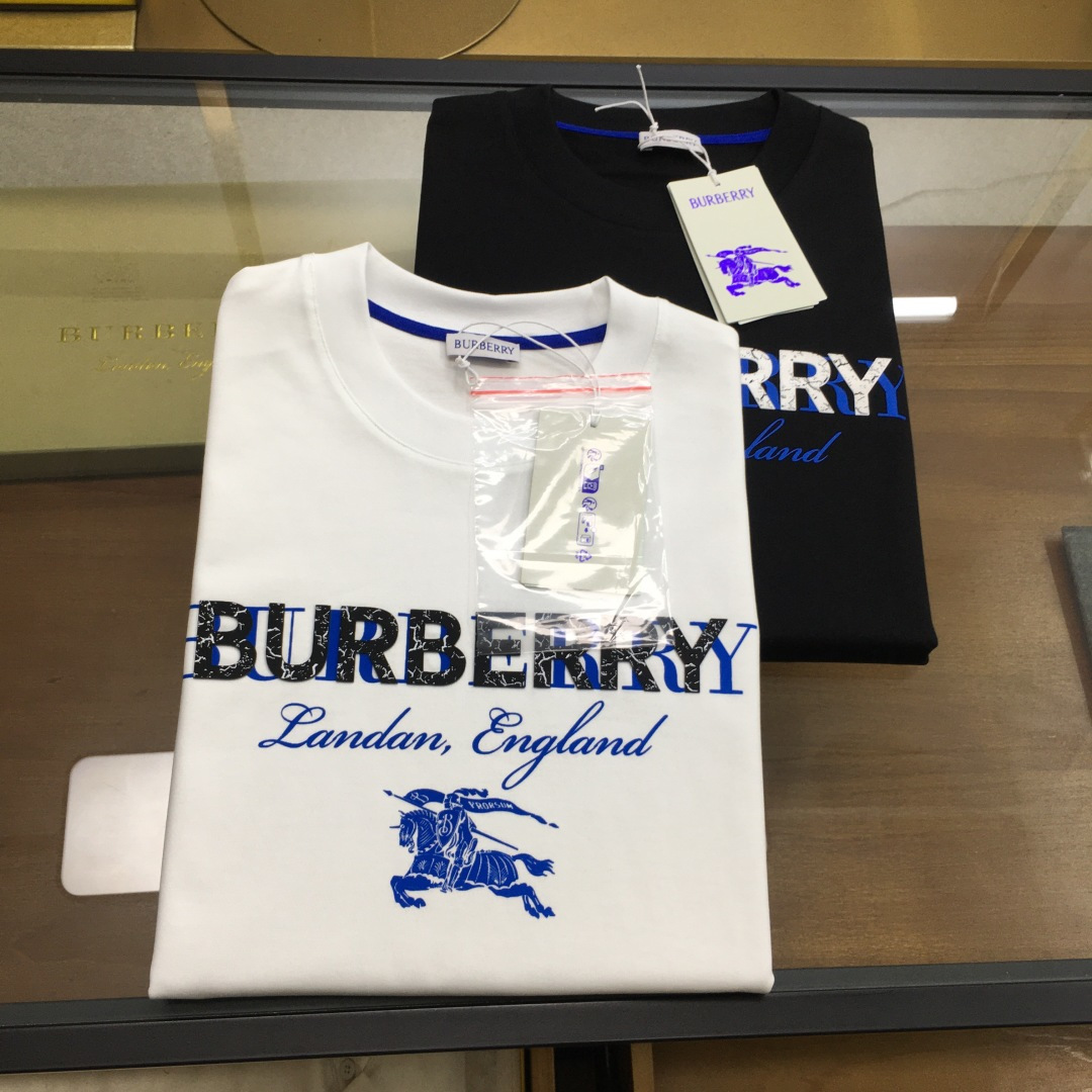 NO:469865,New product [Burbe...y...] The latest short-sleeved round-neck T-shirt in the first spring and summer counter in 2025, high-end customization, avant-garde and fashionable design!  Brand logo heavy craft design, high-end customized mercerated cloud cotton fabric, soft feel, comfortable to wear, exquisite counter-level car line, fine workmanship, invincible and handsome upper body effect!  A must-have item for handsome men!  The color is as shown in the figure. The number of code M-3XL [small width, the height and weight are reported by order], burberry, T-shirt,tees, t-shirt,alexander wang19860909新品【Burbe..y...】 2025春夏首发专柜最新款短袖圆领T恤 高端订制 设计前卫时尚！品牌logo重工艺设计 高端定制丝光云朵棉面料.手感柔软.穿着舒适.专柜级别精致车线.做工精细.上身效果无敌帅气！型男必备单品！ 颜色如图 码数M-3XL【版型微阔,下单报身高体重】,,burberry,T-shirt,tees，t-shirt,alexander wang,Men's clothing