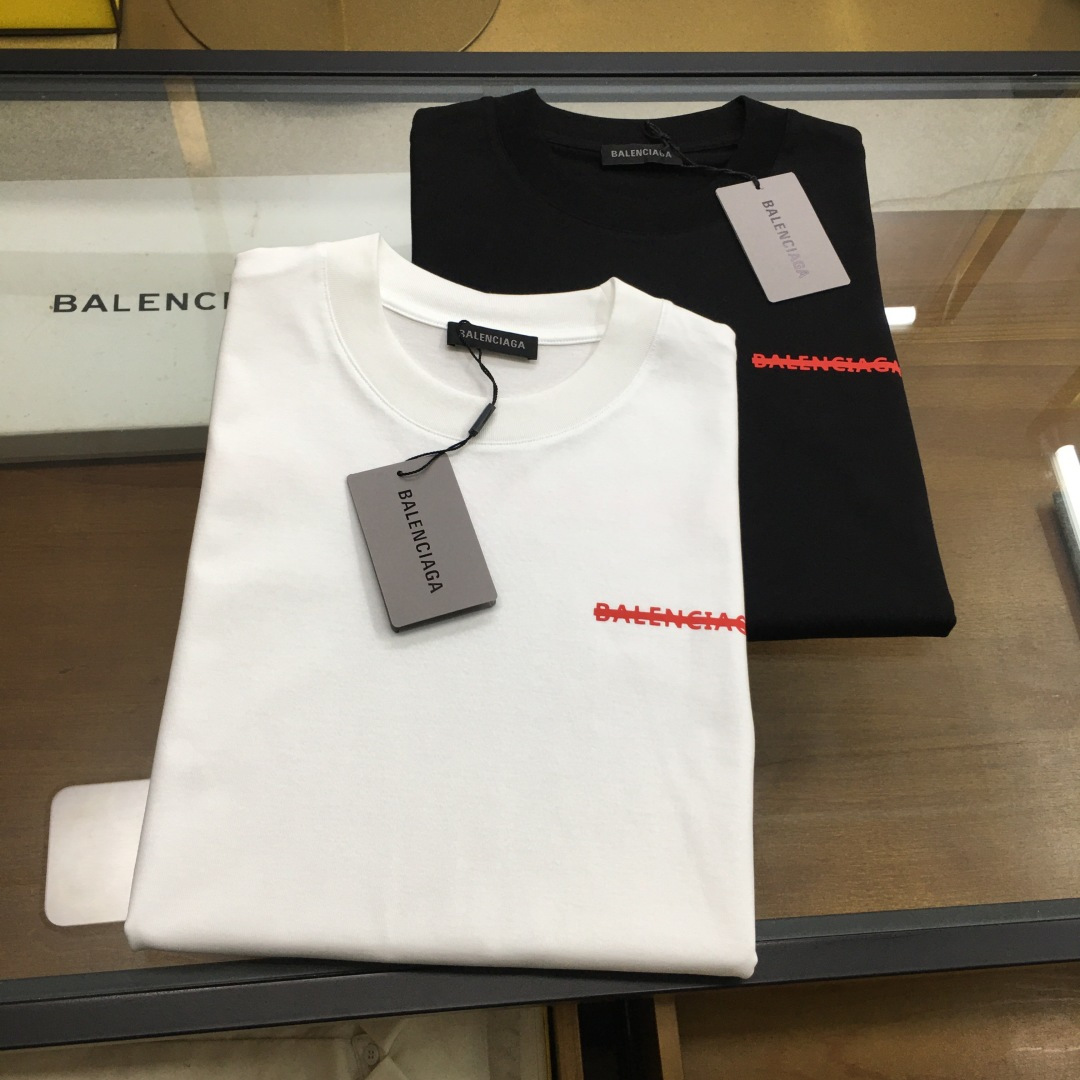 NO:510697,New product [BLCA...] The latest short-sleeved round-neck T-shirt in the first spring and summer counter in 2025, high-end customization, avant-garde and fashionable design!  Brand logo heavy craft design, high-end customized mercerated cloud cotton fabric, soft feel, comfortable to wear, exquisite counter-level car line, fine workmanship, invincible and handsome upper body effect!  A must-have item for handsome men!  The color is as shown in the figure. The number of code M-3XL [small width, the height and weight are reported by order], T-shirt,tees,t-shirt,alexander wang19860909新品【BLCA...】 2025春夏首发专柜最新款短袖圆领T恤 高端订制 设计前卫时尚！品牌logo重工艺设计 高端定制丝光云朵棉面料.手感柔软.穿着舒适.专柜级别精致车线.做工精细.上身效果无敌帅气！型男必备单品！ 颜色如图 码数M-3XL【版型微阔,下单报身高体重】,,T-shirt,tees，t-shirt,alexander wang,Men's clothing