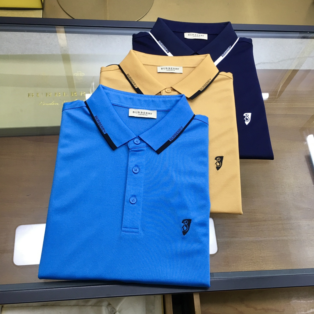 NO:503982,New counter products [Burber...y] 2025 spring and summer new products, fashionable POLO/lamb short sleeves, high-end custom versatile styles, anyone can easily control them, full custom fabric craftsmanship, luxurious classic brand logo design on the chest, very high-end, those who understand goods must enter!  The style is perfectly tailored, which shows the aura and highlights the exquisiteness of business men. This is the unique feature, just right slim fit, and the upper body effect is very good!  Counter size M-3XL., burberry, T-shirt, alexander wang19860909专柜新品【Burber....y】 2025春夏新品 时尚POLO/翻领短袖 高级定制百搭款式 任何人都可以轻松驾驭 面料全订制工艺 胸前奢华经典品牌logo设计,非常显档次懂货的必须入！版型完美剪裁 非常精致,显气场,又会凸显商务男士的精致,这就是独到之处,恰到好处的修身,上身效果非常赞！专柜尺码M-3XL.,,burberry,T-shirt,alexander wang,Men's clothing