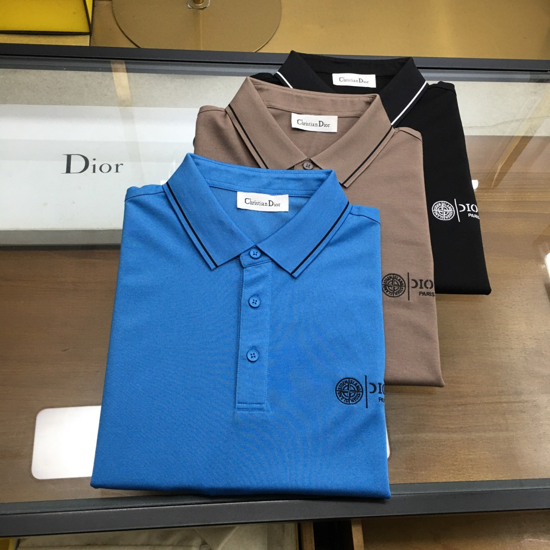 NO:446988,New counter products [Dio..r] 2025 spring and summer new products, fashionable POLO/lamb short sleeves, high-end custom versatile styles, anyone can easily control them, full custom fabric craftsmanship, luxurious classic brand logo design on the chest, very high-end, those who understand goods must enter!  The style is perfectly tailored, which shows the aura and highlights the exquisiteness of business men. This is the unique feature, just right slim fit, and the upper body effect is very good!  Counter size M-3XL.,dior,T-shirt,alexander wang19860909专柜新品【Dio..r】 2025春夏新品 时尚POLO/翻领短袖 高级定制百搭款式 任何人都可以轻松驾驭 面料全订制工艺 胸前奢华经典品牌logo设计,非常显档次懂货的必须入！版型完美剪裁 非常精致,显气场,又会凸显商务男士的精致,这就是独到之处,恰到好处的修身,上身效果非常赞！专柜尺码M-3XL.,,dior,T-shirt,alexander wang,Men's clothing