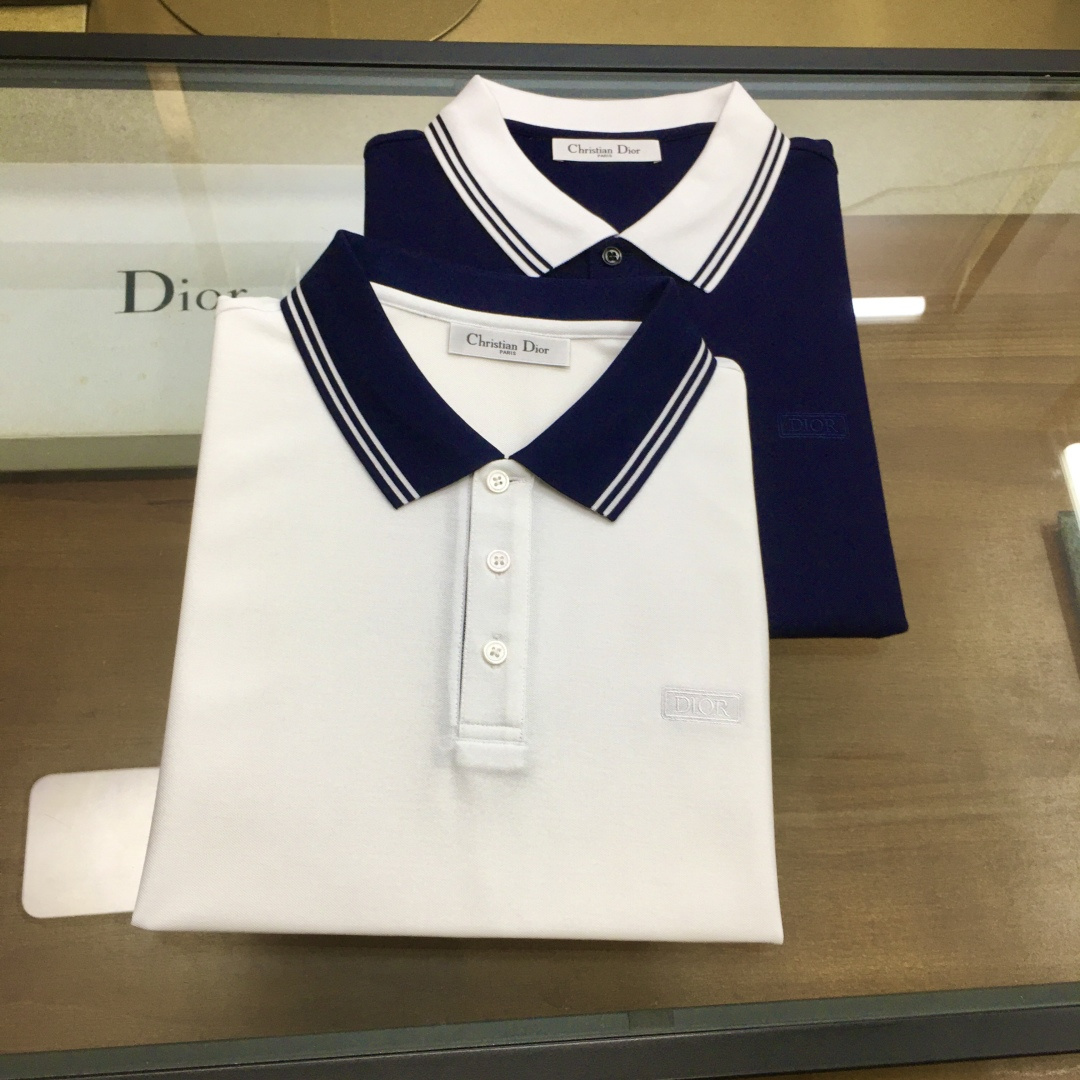 NO:501138,New product POLO 'Dio...r' New spring and summer men's lapel Polo shirt!  Classic business men's style, high-end men's style at the ceiling level of business men's style!  Simple, fashionable and elegant, single-wearing inner wear is decent, quality control/detail control takes away, low-key, luxurious and connotative!  Customer-supplied fixed mesh mercerated bead floor cotton cloth is carefully made, the fabric surface is evenly arranged and neatly arranged, with excellent breathability and heat dissipation and sweat resistance, and the comfort level of the upper body is completely better than that of ordinary single-sided sweat cloth tissue!  The classic brand LOGO logo is built with top-level craftsmanship. The LOGO has three-dimensional, clear and full texture, and is an outstanding product in the classic field whether it is inner wear or single wear!  The exquisite cutting process, the processing of every detail is very standard and delicate, and it is comparable to that of ordinary LOW products on the market. Men must enter the basic versatile Polo shirts!  Color is navy blue, white Size: 48-56.,dior,alexander wang19860909新品POLO 《Dio...r》 春夏季新款男士翻领Polo衫！经典商务男款,高端男装的天花板级别的商务男款！简约时尚大气不失优雅,单穿内搭体面过人,品质控/细节控的闭眼带走,低调又奢华有内涵！ 客供定织网眼丝光珠地棉布精心制成,面料表面排列均匀整齐的网眼纹理,透气性和散热排汗性极佳,上身舒适程度完全优于普通单面汗布组织！经典的品牌LOGO标识,采用顶级工艺打造,LOGO立体清晰饱满,质感非凡的特质,无论是内搭还是单穿都是一款经典领域的产品！精妙绝伦的裁剪工艺,每一个细节处理的非常标准细腻,非市面一般LOW货可以媲美的,男士必入基础百搭款Polo衫推荐！ 颜色藏蓝色,白色 尺码: 48-56.,,dior,alexander wang,Men's clothing