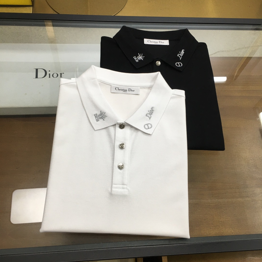 NO:501125,New product POLO 'Dio...' New spring and summer men's lapel Polo shirt!  Classic business men's style, high-end men's style at the ceiling level of business men's style!  Simple, fashionable and elegant, single-wearing inner wear is decent, quality control/detail control takes away, low-key, luxurious and connotative!  Customer-supplied fixed mesh mercerated bead floor cotton cloth is carefully made, the fabric surface is evenly arranged and neatly arranged, with excellent breathability and heat dissipation and sweat resistance, and the comfort level of the upper body is completely better than that of ordinary single-sided sweat cloth tissue!  The classic brand LOGO logo is built with top-level craftsmanship. The LOGO has three-dimensional, clear and full texture, and is an outstanding product in the classic field whether it is inner wear or single wear!  The exquisite cutting process, the processing of every detail is very standard and delicate, and it is comparable to that of ordinary LOW products on the market. Men must enter the basic versatile Polo shirts!  Color black, white Size: 48-56.,dior,alexander wang19860909新品POLO 《Dio...》 春夏季新款男士翻领Polo衫！经典商务男款,高端男装的天花板级别的商务男款！简约时尚大气不失优雅,单穿内搭体面过人,品质控/细节控的闭眼带走,低调又奢华有内涵！ 客供定织网眼丝光珠地棉布精心制成,面料表面排列均匀整齐的网眼纹理,透气性和散热排汗性极佳,上身舒适程度完全优于普通单面汗布组织！经典的品牌LOGO标识,采用顶级工艺打造,LOGO立体清晰饱满,质感非凡的特质,无论是内搭还是单穿都是一款经典领域的产品！精妙绝伦的裁剪工艺,每一个细节处理的非常标准细腻,非市面一般LOW货可以媲美的,男士必入基础百搭款Polo衫推荐！ 颜色黑色,白色 尺码: 48-56.,,dior,alexander wang,Men's clothing