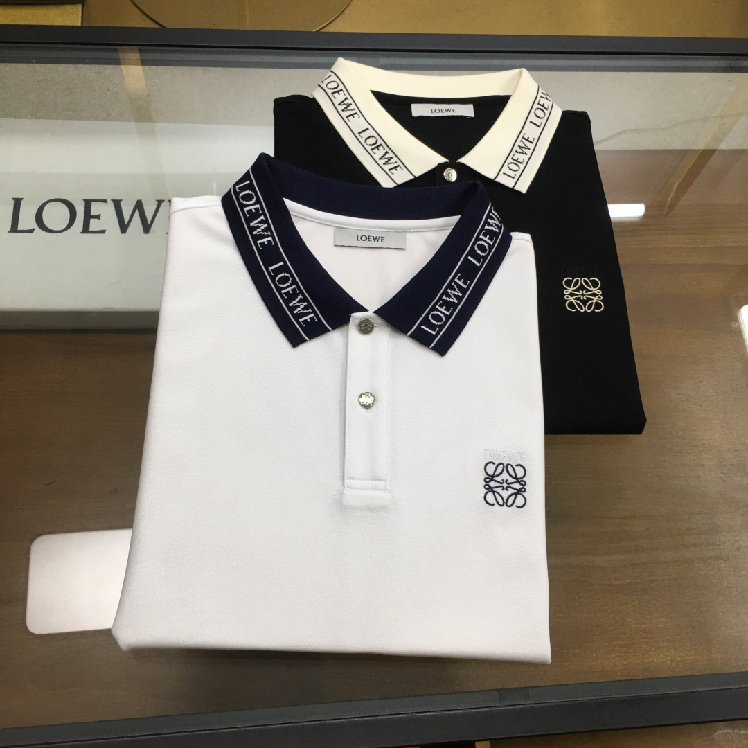 NO:447002,High-end POLO 'Loew' 2025 spring and summer new men's lapel Polo shirt!  Classic business men's style, high-end men's style at the ceiling level of business men's style!  Simple, fashionable and elegant, single-wearing inner wear is decent, quality control/detail control takes away, low-key, luxurious and connotative!  Customer-supplied fixed mesh mercerated bead floor cotton cloth is carefully made, the fabric surface is evenly arranged and neatly arranged, with excellent breathability and heat dissipation and sweat resistance, and the comfort level of the upper body is completely better than that of ordinary single-sided sweat cloth tissue!  The classic brand LOGO logo is built with top-level craftsmanship. The LOGO has three-dimensional, clear and full texture, and is an outstanding product in the classic field whether it is inner wear or single wear!  The exquisite cutting process, the processing of every detail is very standard and delicate, and it is comparable to that of ordinary LOW products on the market. Men must enter the basic versatile Polo shirts!  Color black, white Size: 48-56.,loewe,alexander wang19860909高端POLO 《Loew》 2025春夏季新款男士翻领Polo衫！经典商务男款,高端男装的天花板级别的商务男款！简约时尚大气不失优雅,单穿内搭体面过人,品质控/细节控的闭眼带走,低调又奢华有内涵！ 客供定织网眼丝光珠地棉布精心制成,面料表面排列均匀整齐的网眼纹理,透气性和散热排汗性极佳,上身舒适程度完全优于普通单面汗布组织！经典的品牌LOGO标识,采用顶级工艺打造,LOGO立体清晰饱满,质感非凡的特质,无论是内搭还是单穿都是一款经典领域的产品！精妙绝伦的裁剪工艺,每一个细节处理的非常标准细腻,非市面一般LOW货可以媲美的,男士必入基础百搭款Polo衫推荐！ 颜色黑色,白色 尺码: 48-56.,,loewe,alexander wang,Men's clothing