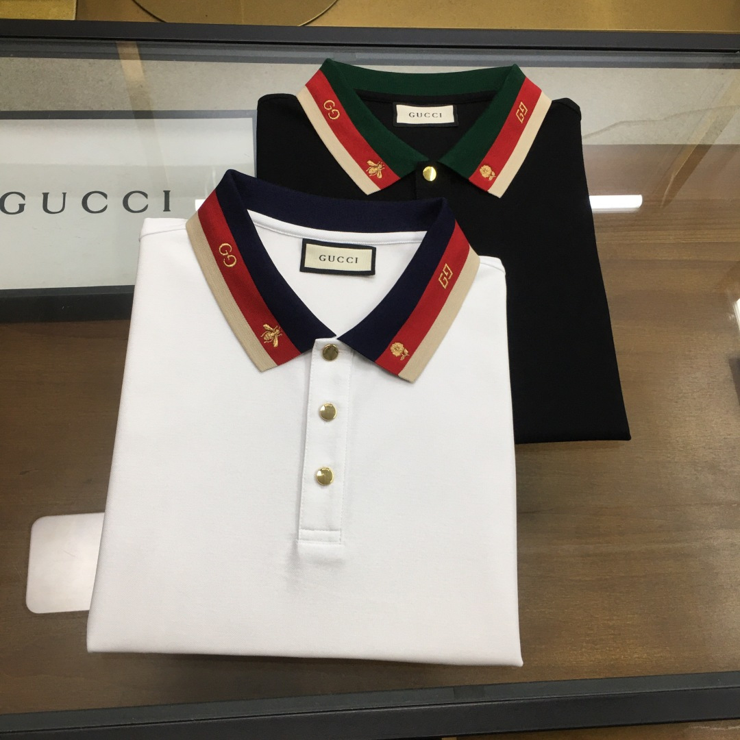 NO:466949,High-end POLO 'Gu.ci' 2025 spring and summer new men's lapel Polo shirt!  Classic business men's style, high-end men's style at the ceiling level of business men's style!  Simple, fashionable and elegant, single-wearing inner wear is decent, quality control/detail control takes away, low-key, luxurious and connotative!  Customer-supplied fixed mesh mercerated bead floor cotton cloth is carefully made, the fabric surface is evenly arranged and neatly arranged, with excellent breathability and heat dissipation and sweat resistance, and the comfort level of the upper body is completely better than that of ordinary single-sided sweat cloth tissue!  The classic brand LOGO logo is built with top-level craftsmanship. The LOGO has three-dimensional, clear and full texture, and is an outstanding product in the classic field whether it is inner wear or single wear!  The exquisite cutting process, the processing of every detail is very standard and delicate, and it is comparable to that of ordinary LOW products on the market. Men must enter the basic versatile Polo shirts!  Color black, white Size: 48-56.,alexander wang19860909高端POLO 《Gu.ci》 2025春夏季新款男士翻领Polo衫！经典商务男款,高端男装的天花板级别的商务男款！简约时尚大气不失优雅,单穿内搭体面过人,品质控/细节控的闭眼带走,低调又奢华有内涵！ 客供定织网眼丝光珠地棉布精心制成,面料表面排列均匀整齐的网眼纹理,透气性和散热排汗性极佳,上身舒适程度完全优于普通单面汗布组织！经典的品牌LOGO标识,采用顶级工艺打造,LOGO立体清晰饱满,质感非凡的特质,无论是内搭还是单穿都是一款经典领域的产品！精妙绝伦的裁剪工艺,每一个细节处理的非常标准细腻,非市面一般LOW货可以媲美的,男士必入基础百搭款Polo衫推荐！ 颜色黑色,白色 尺码: 48-56.,,alexander wang,Men's clothing