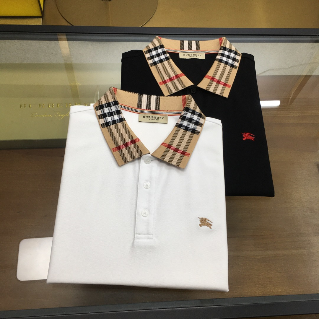 NO:466942,High-end POLO 'Burber...y' 2025 spring and summer new men's lapel Polo shirt!  Classic business men's style, high-end men's style at the ceiling level of business men's style!  Simple, fashionable and elegant, single-wearing inner wear is decent, quality control/detail control takes away, low-key, luxurious and connotative!  Customer-supplied fixed mesh mercerated bead floor cotton cloth is carefully made, the fabric surface is evenly arranged and neatly arranged, with excellent breathability and heat dissipation and sweat resistance, and the comfort level of the upper body is completely better than that of ordinary single-sided sweat cloth tissue!  The classic brand LOGO logo is built with top-level craftsmanship. The LOGO has three-dimensional, clear and full texture, and is an outstanding product in the classic field whether it is inner wear or single wear!  The exquisite cutting process, the processing of every detail is very standard and delicate, and it is comparable to that of ordinary LOW products on the market. Men must enter the basic versatile Polo shirts!  Color black, white Size: 48-56., burberry, alexander wang19860909高端POLO 《Burber...y》 2025春夏季新款男士翻领Polo衫！经典商务男款,高端男装的天花板级别的商务男款！简约时尚大气不失优雅,单穿内搭体面过人,品质控/细节控的闭眼带走,低调又奢华有内涵！ 客供定织网眼丝光珠地棉布精心制成,面料表面排列均匀整齐的网眼纹理,透气性和散热排汗性极佳,上身舒适程度完全优于普通单面汗布组织！经典的品牌LOGO标识,采用顶级工艺打造,LOGO立体清晰饱满,质感非凡的特质,无论是内搭还是单穿都是一款经典领域的产品！精妙绝伦的裁剪工艺,每一个细节处理的非常标准细腻,非市面一般LOW货可以媲美的,男士必入基础百搭款Polo衫推荐！ 颜色黑色,白色 尺码: 48-56.,,burberry,alexander wang,Men's clothing