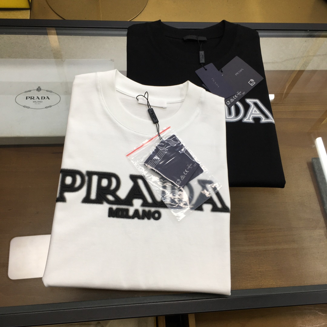 NO:503946,New product [Prad...] The latest short-sleeved round-neck T-shirt in the first spring and summer counter in 2025, high-end customization, avant-garde and fashionable design!  Brand logo heavy craft design, high-end customized mercerated cloud cotton fabric, soft feel, comfortable to wear, exquisite counter-level car line, fine workmanship, invincible and handsome upper body effect!  A must-have item for handsome men!  The color is shown in the figure. Code number M-3XL, prada, T-shirt,tees, t-shirt,alexander wang19860909新品【Prad...】 2025春夏首发专柜最新款短袖圆领T恤 高端订制 设计前卫时尚！品牌logo重工艺设计 高端定制丝光云朵棉面料.手感柔软.穿着舒适.专柜级别精致车线.做工精细.上身效果无敌帅气！型男必备单品！ 颜色如图 码数M-3XL,,prada,T-shirt,tees，t-shirt,alexander wang,Men's clothing