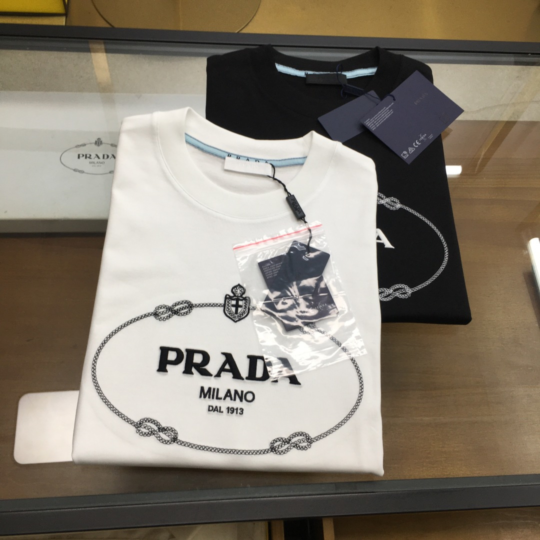 NO:506873,New product [Prad...] The latest short-sleeved round-neck T-shirt in the first spring and summer counter, high-end customization, avant-garde and fashionable design!  Brand logo heavy craft design, high-end customized mercerated cloud cotton fabric, soft feel, comfortable to wear, exquisite counter-level car line, fine workmanship, invincible and handsome upper body effect!  A must-have item for handsome men!  The color is shown in the figure. Code number M-3XL.,,prada,T-shirt,tees,t-shirt,alexander wang19860909新品【Prad...】 春夏首发专柜最新款短袖圆领T恤 高端订制 设计前卫时尚！品牌logo重工艺设计 高端定制丝光云朵棉面料.手感柔软.穿着舒适.专柜级别精致车线.做工精细.上身效果无敌帅气！型男必备单品！ 颜色如图 码数M-3XL .,,prada,T-shirt,tees，t-shirt,alexander wang,Men's clothing